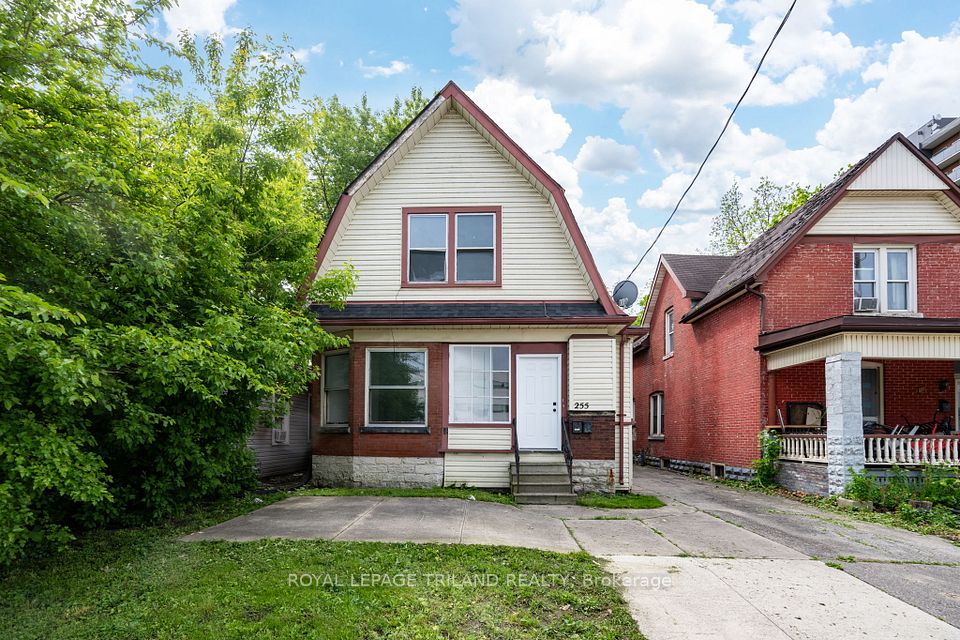 255 Simcoe