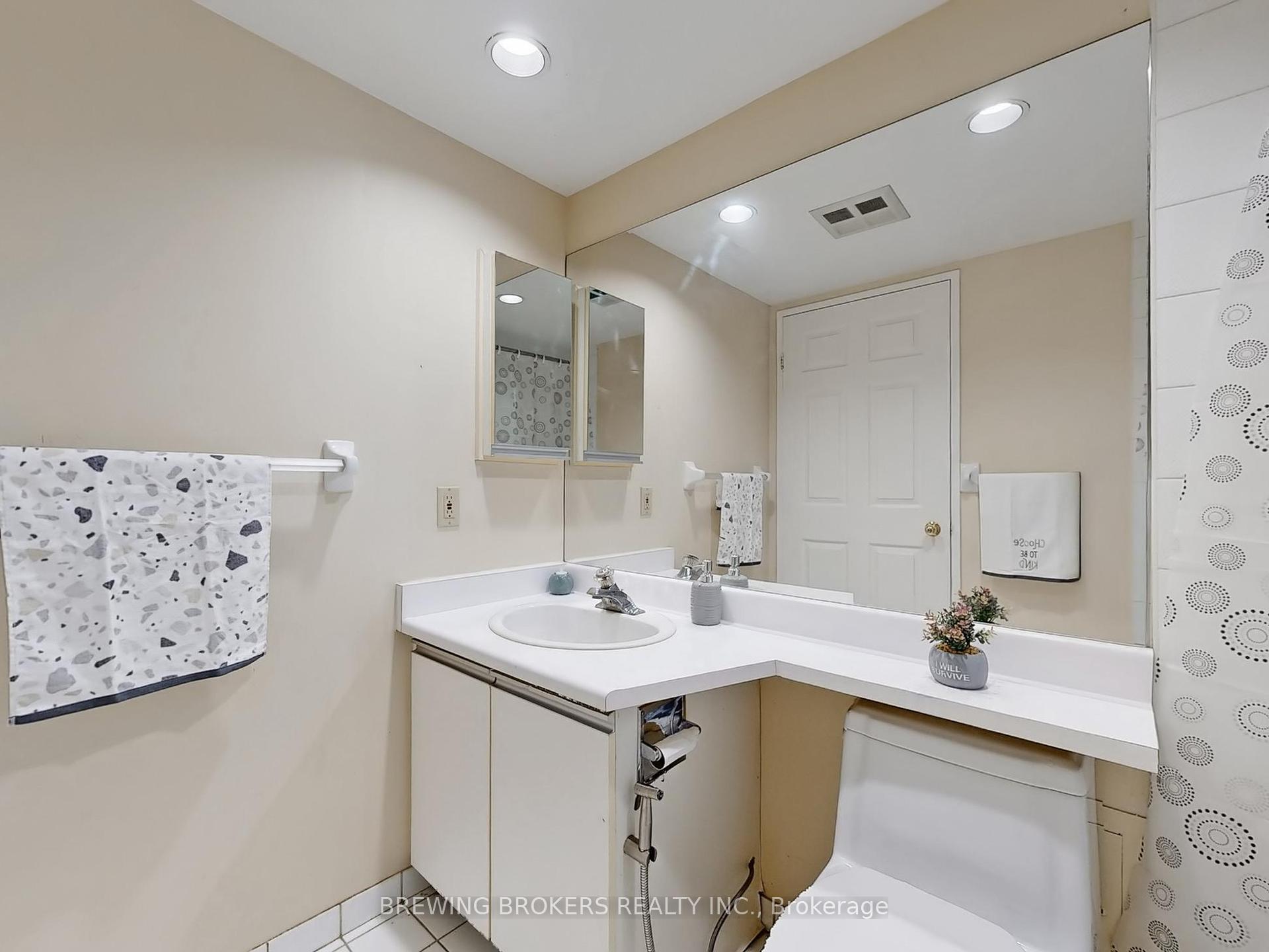3 Bedrooms Condo at 4450 Tucana, Mississauga For sale