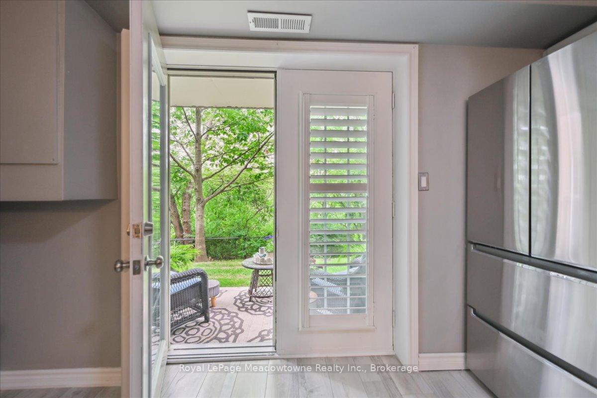 2 Bedrooms Condo at 1450 Bishops, Oakville For sale