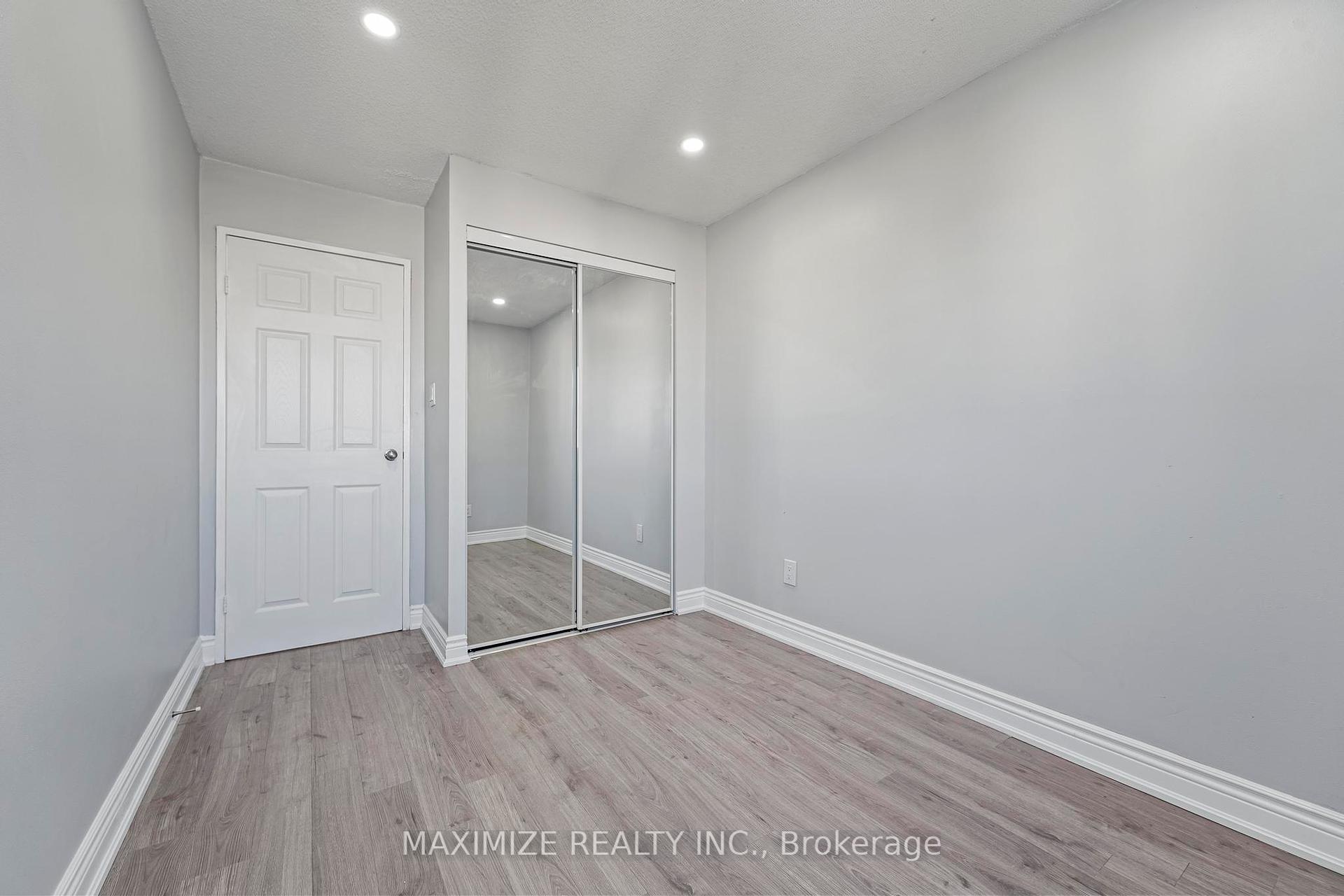3 Bedrooms Condo at 1055 Dundas,  Mississauga For sale