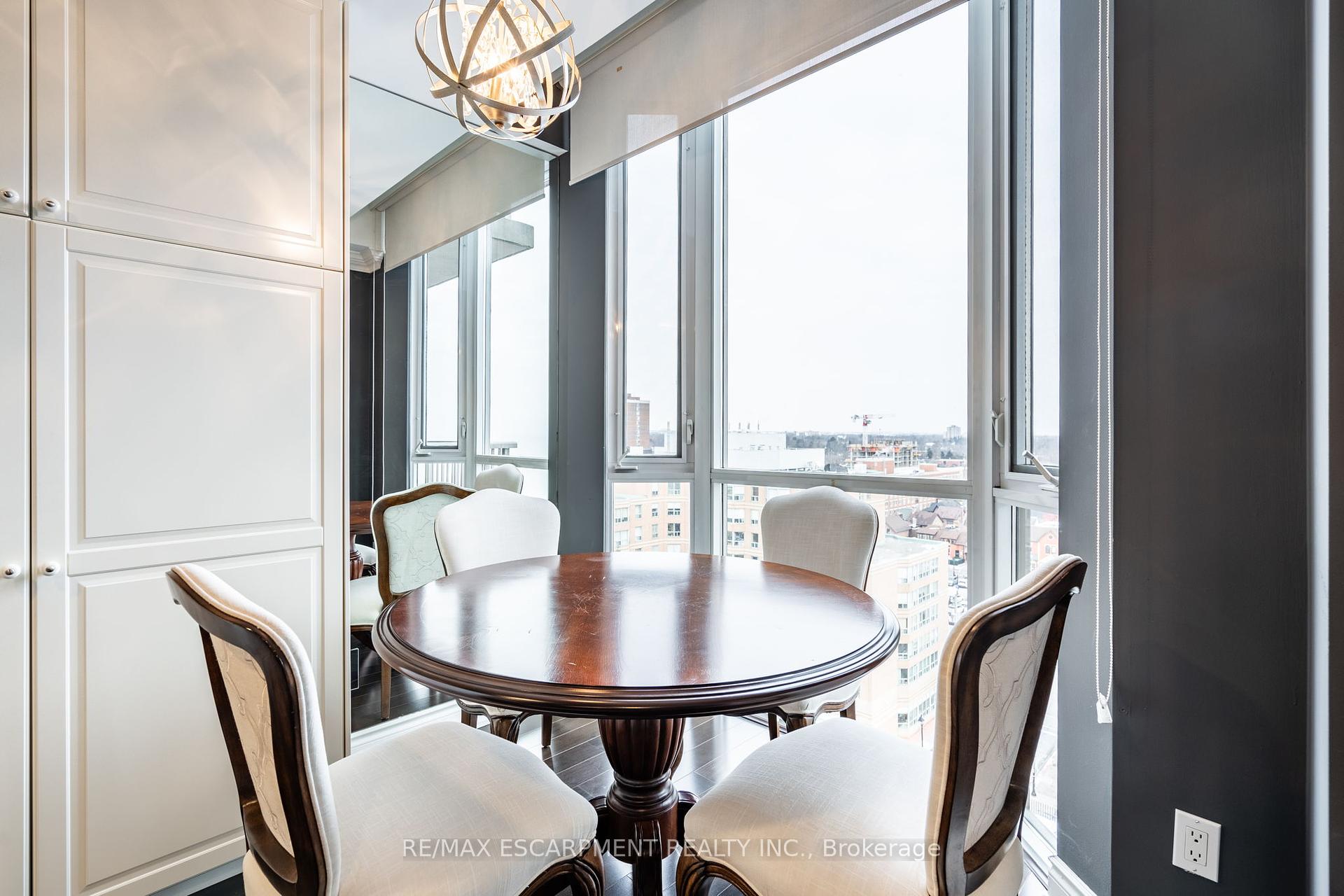 2 Bedrooms Condo at 1477 Lakeshore, Burlington For sale