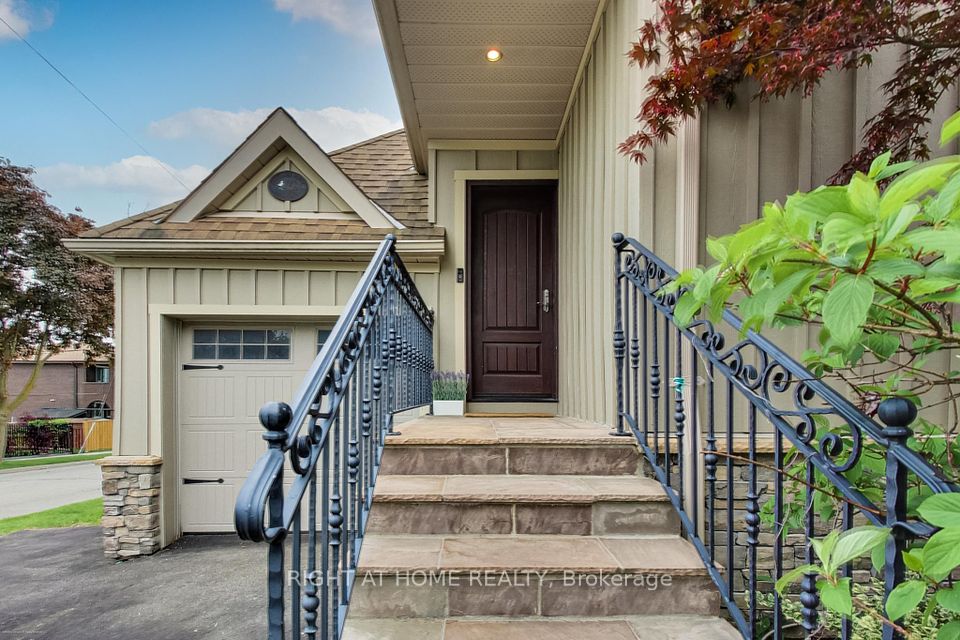 69 Lilac Avenue, Toronto, ON M9M 1G4