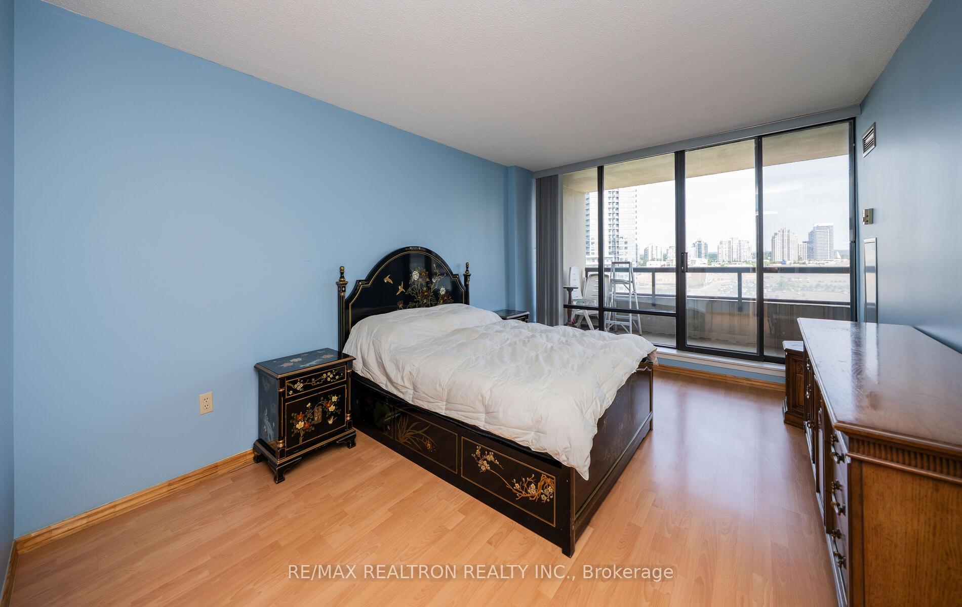 2 Bedrooms Condo at 7420 Bathurst, Vaughan For sale