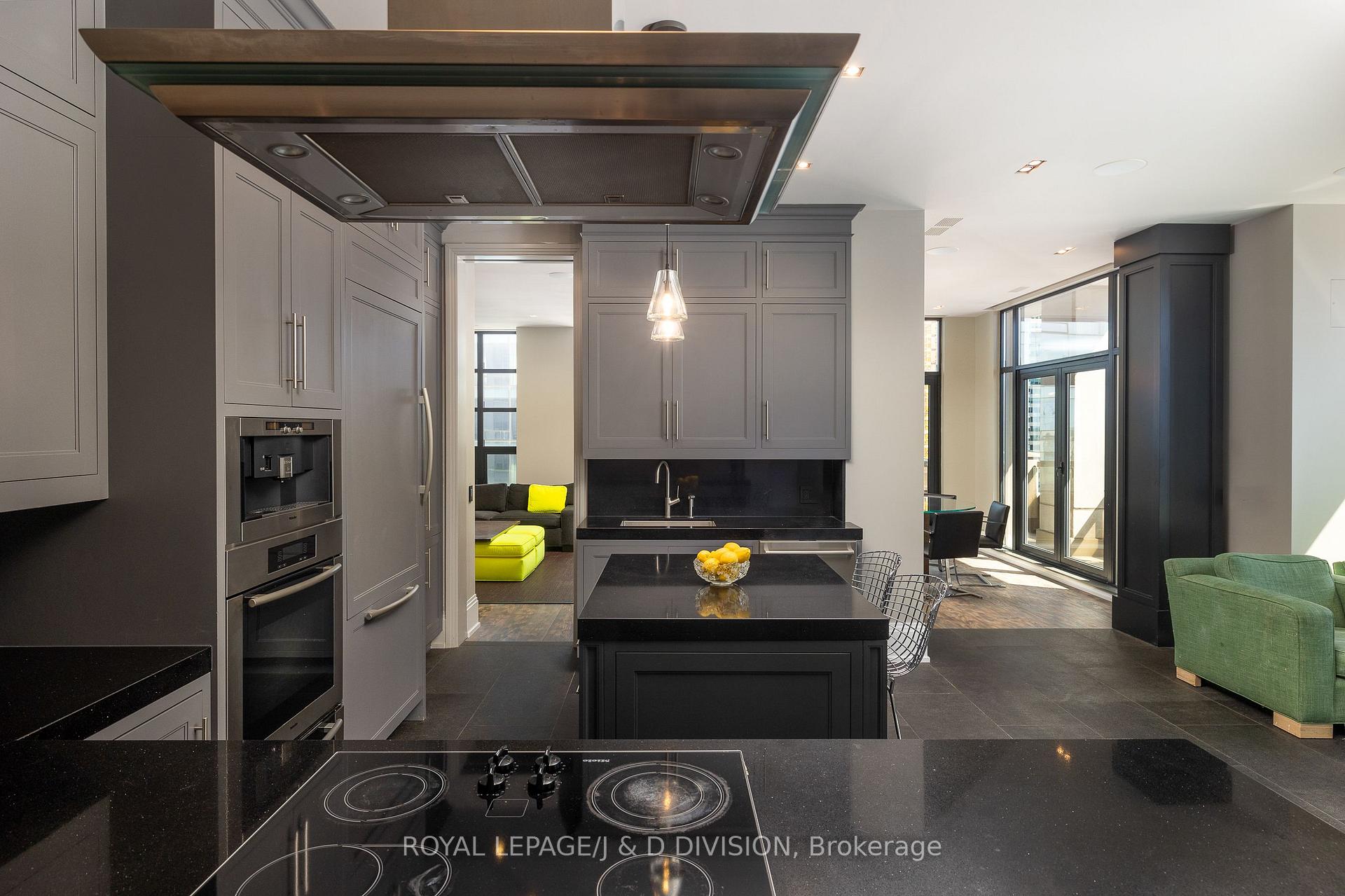 3 Bedrooms Condo at 68 Yorkville,  Toronto For sale