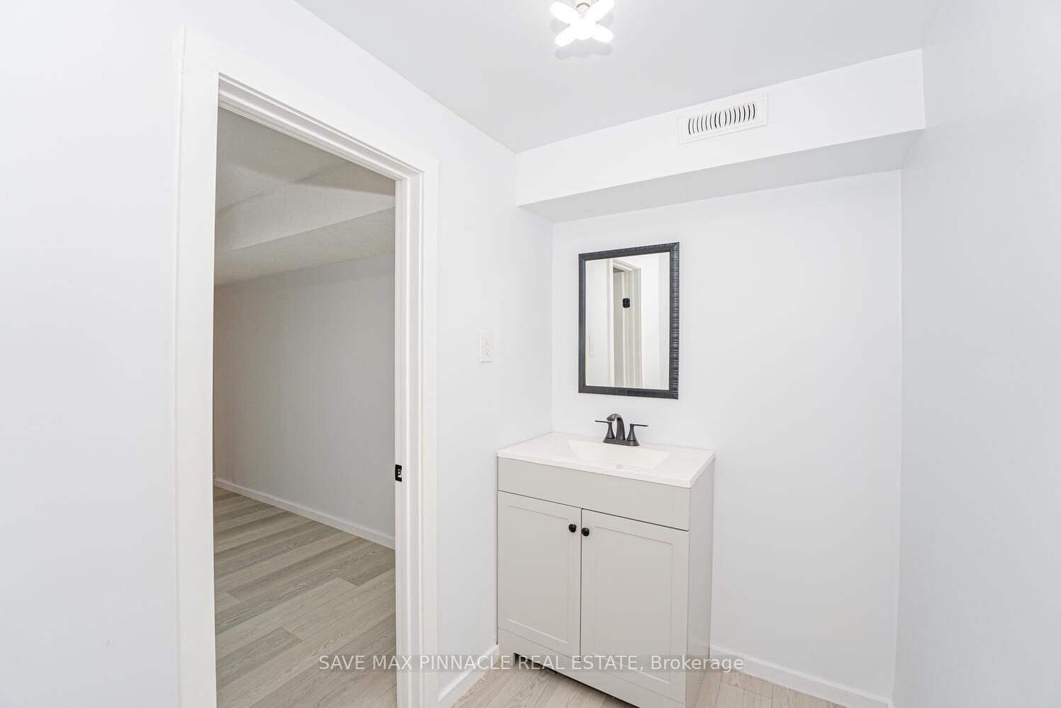 4 Bedrooms Condo at 2120 Rathburn,  Mississauga For sale