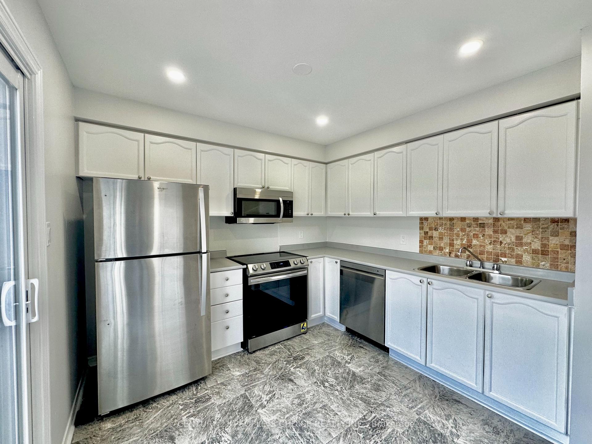 3 Bedrooms Condo at 2530 Northampton, Burlington For sale