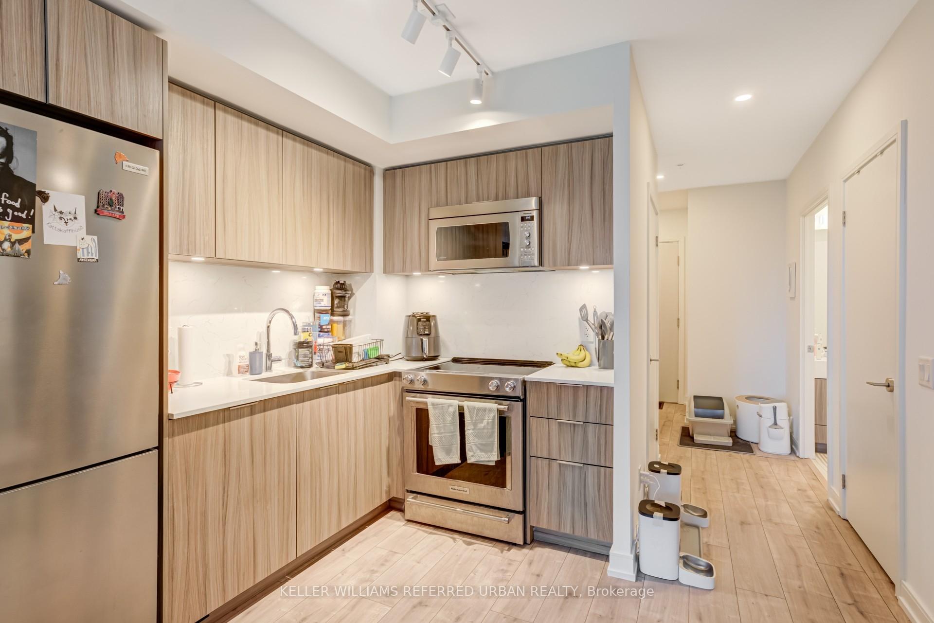2 Bedrooms Condo at 30 Samuel Wood, Toronto For sale