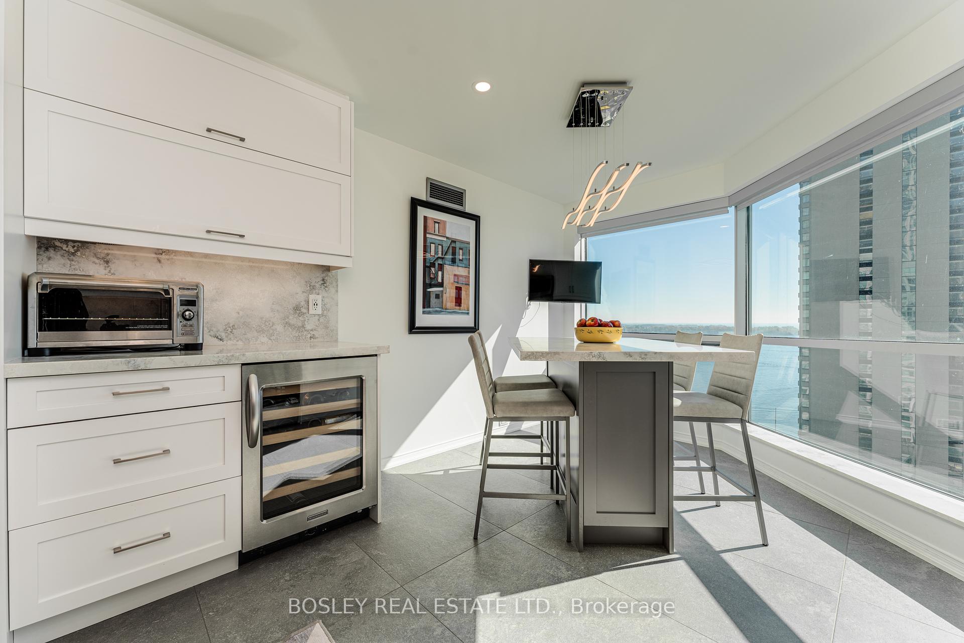 2 Bedrooms Condo at 10 Queens,  Toronto For sale