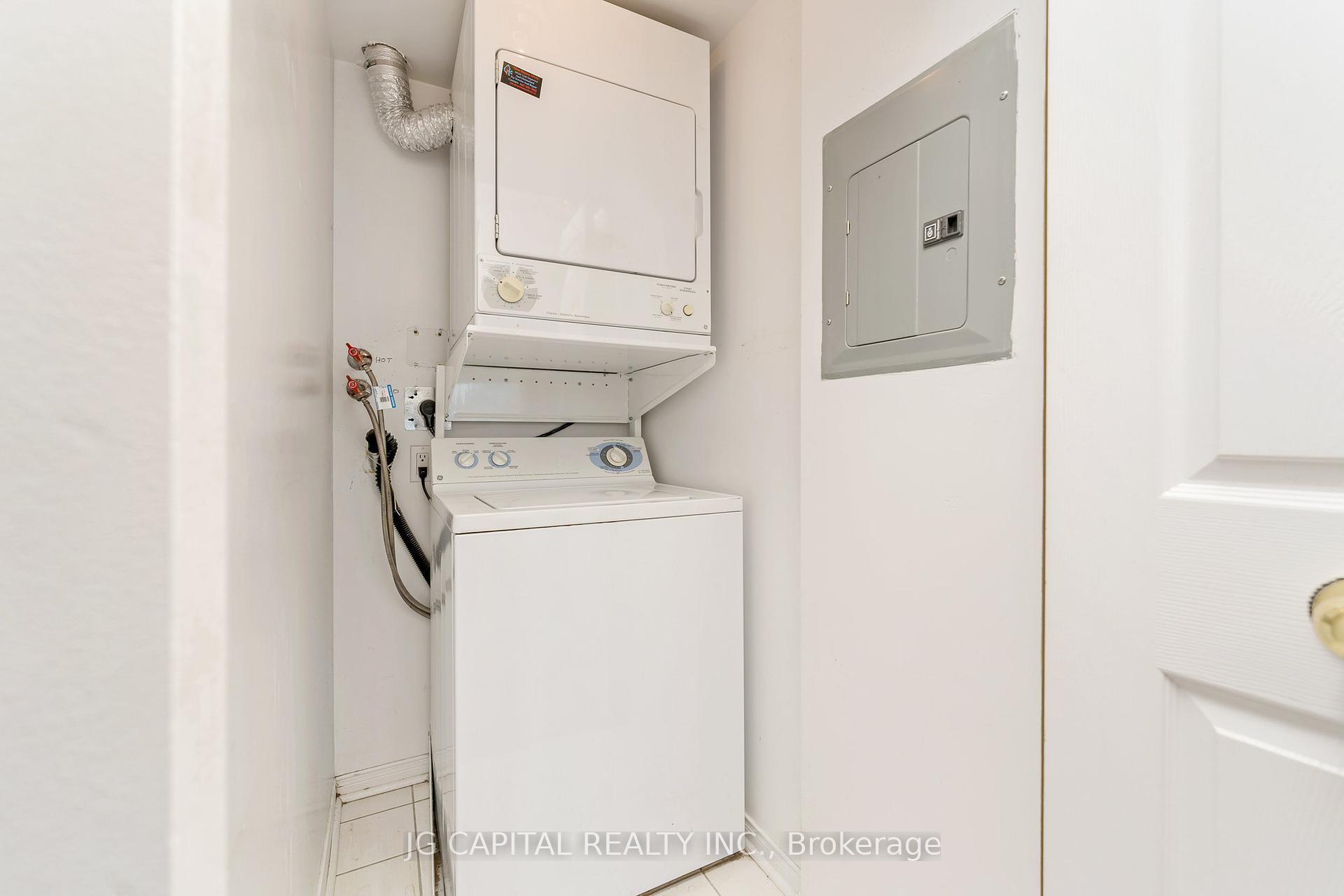 2 Bedrooms Condo at 233 Beecroft,  Toronto For sale