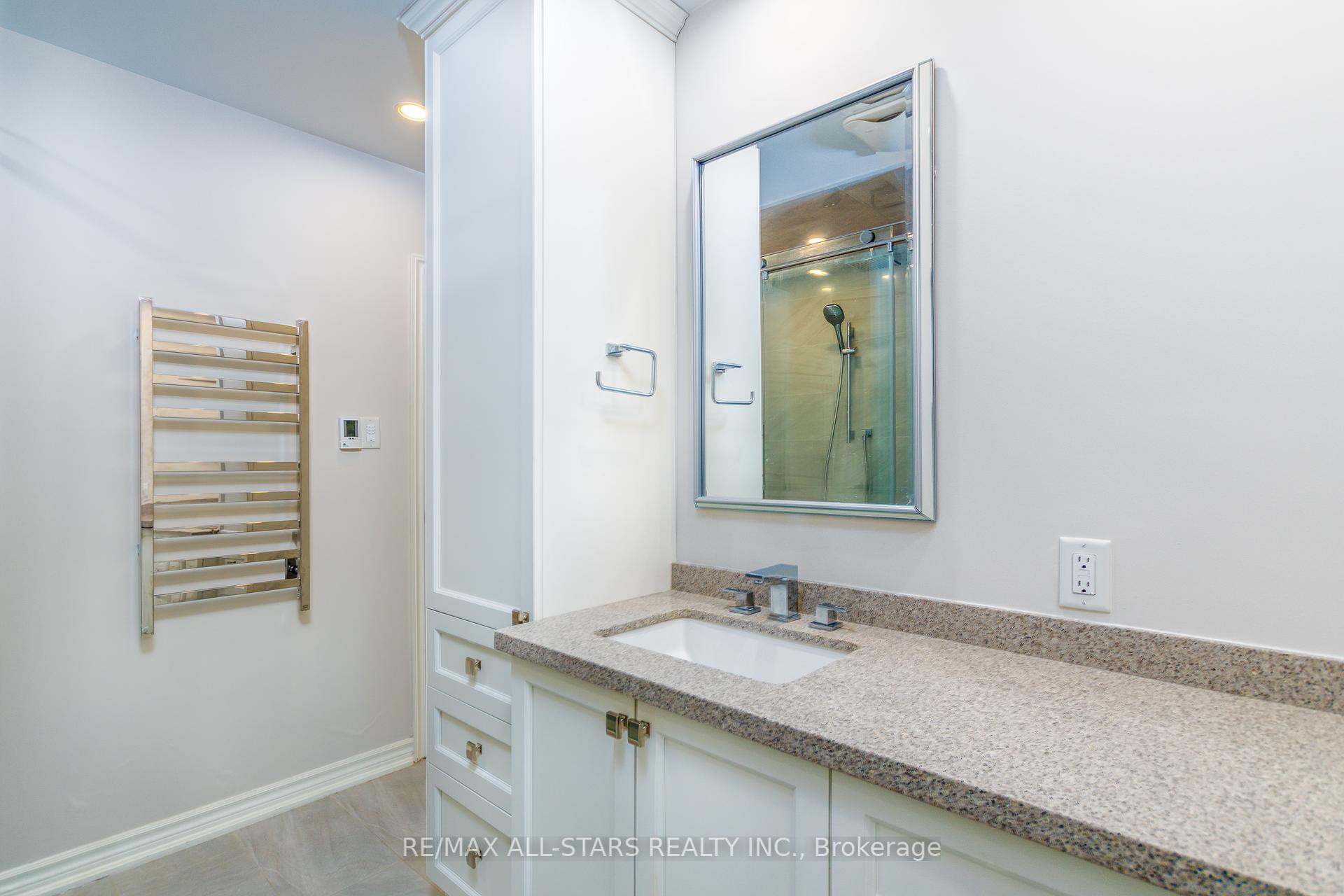1 Bedroom Condo at 55 Harbour, Toronto For sale