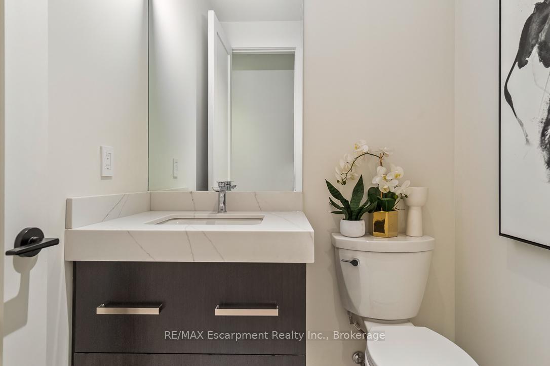 3 Bedrooms Condo at 123 Maurice, Oakville For sale