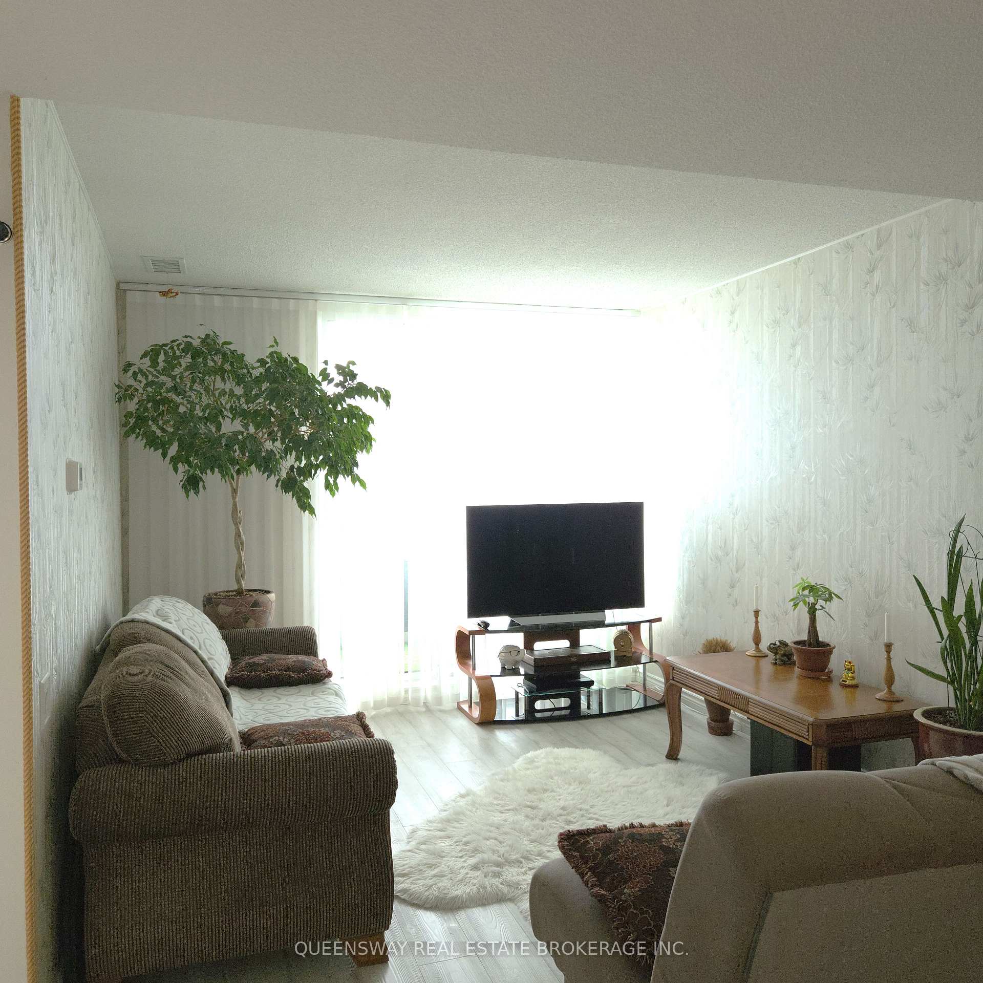 2 Bedrooms Condo at 1 Emerald, Vaughan For sale
