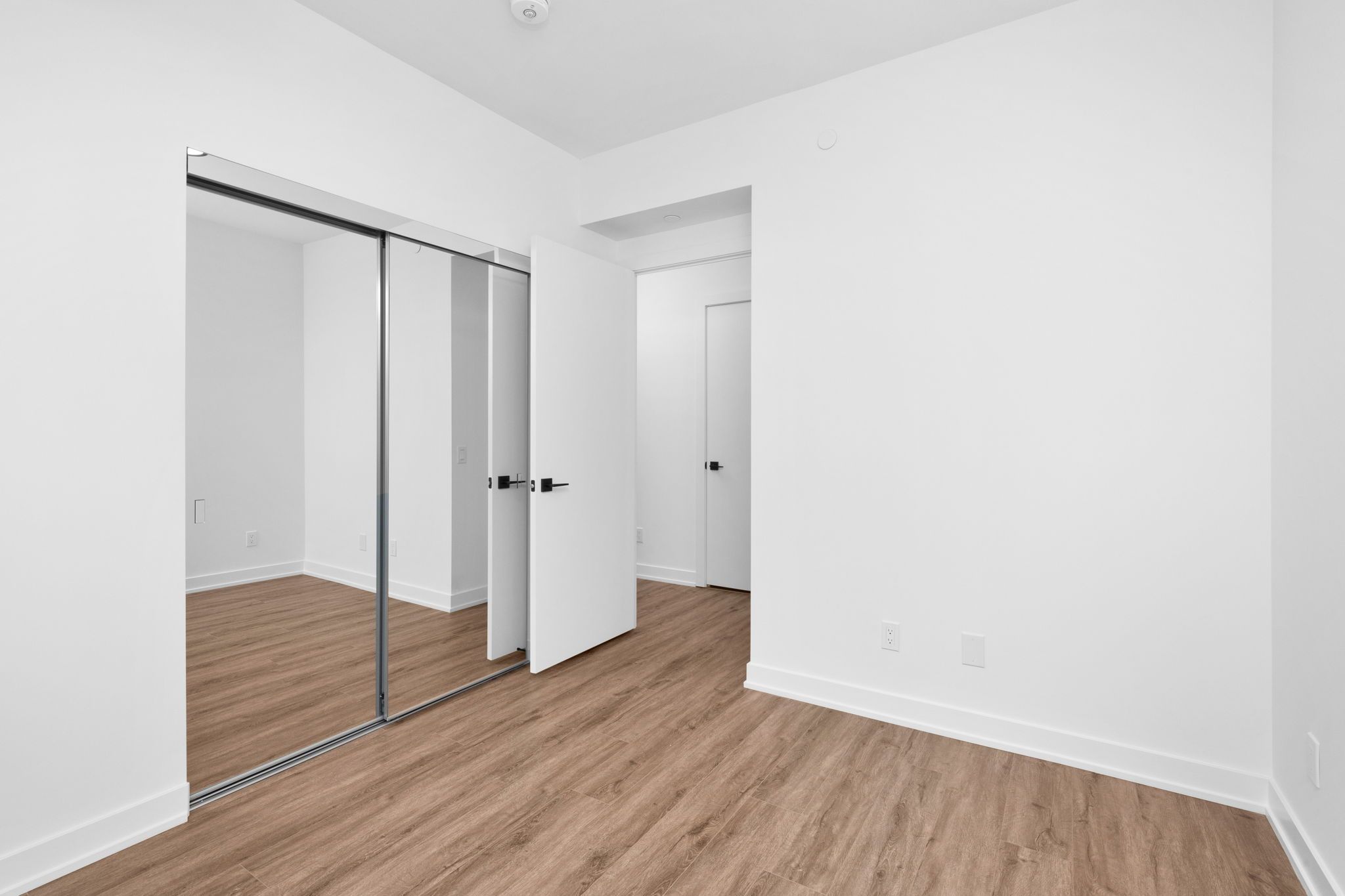 327 King Street W 3605
