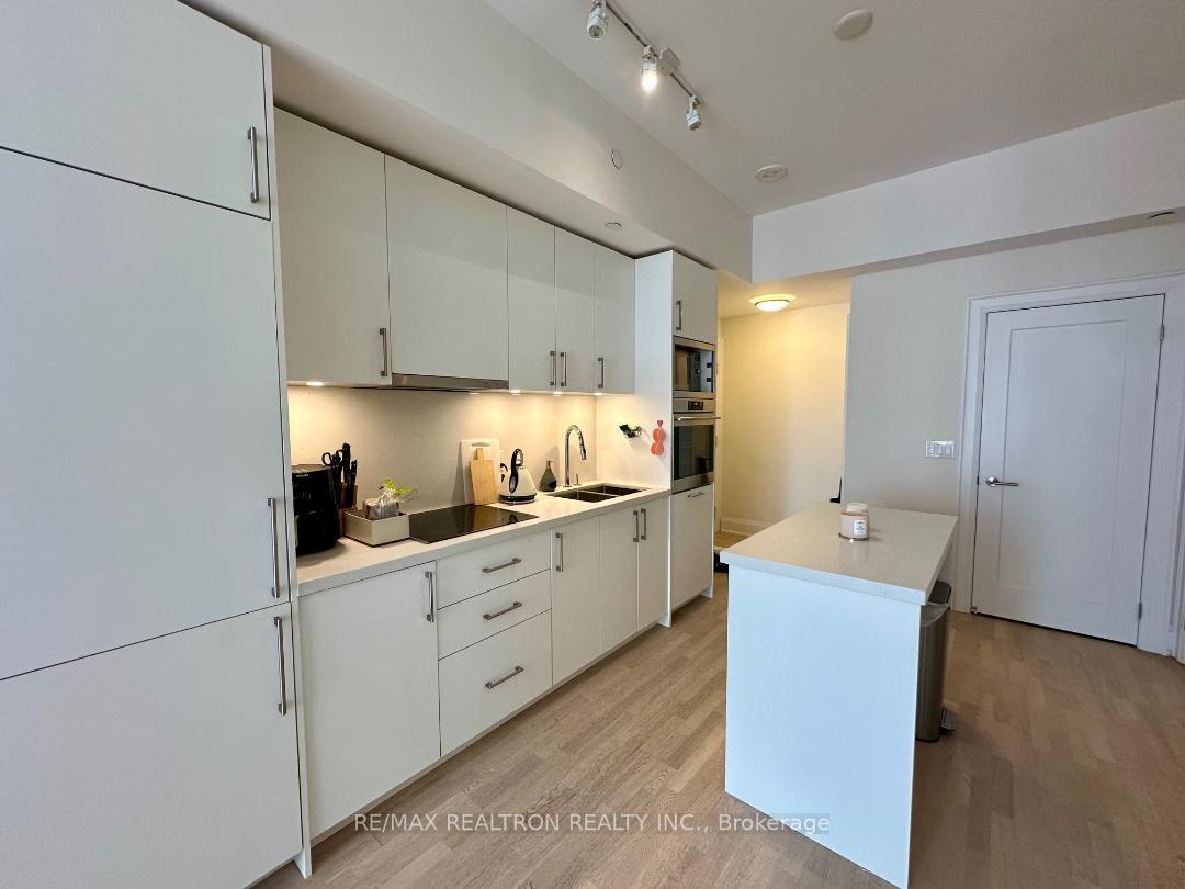 2 Bedrooms Condo at 88 Cumberland, Toronto For sale