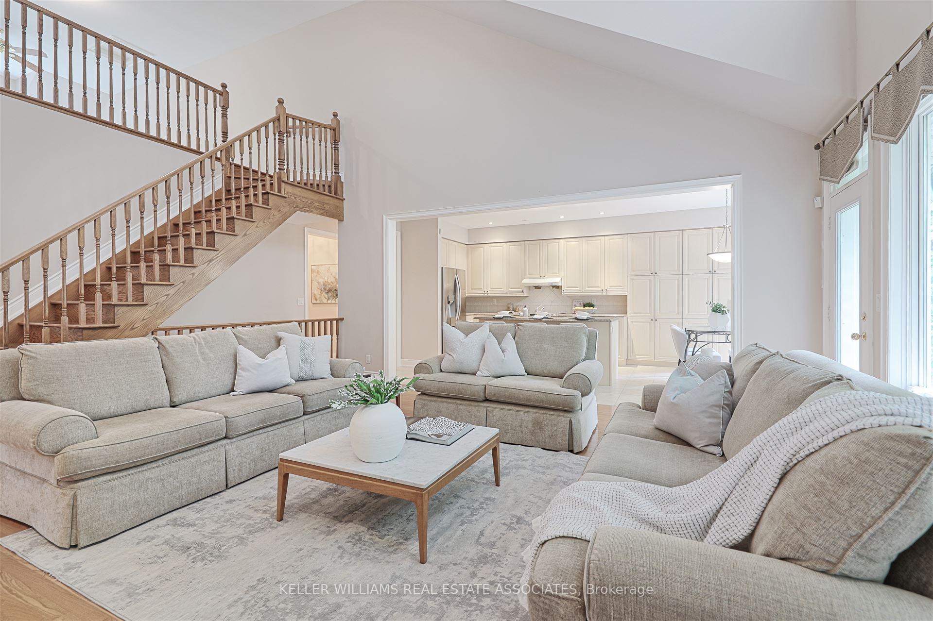 2 Bedrooms Condo at 726 Hidden Grove, Mississauga For sale