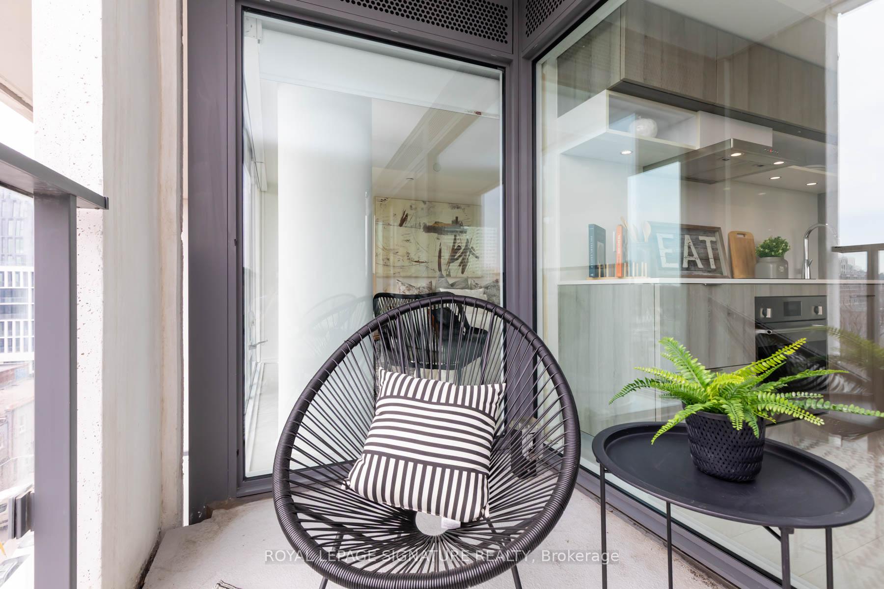 2 Bedrooms Condo at 8 Hillsdale, Toronto For sale
