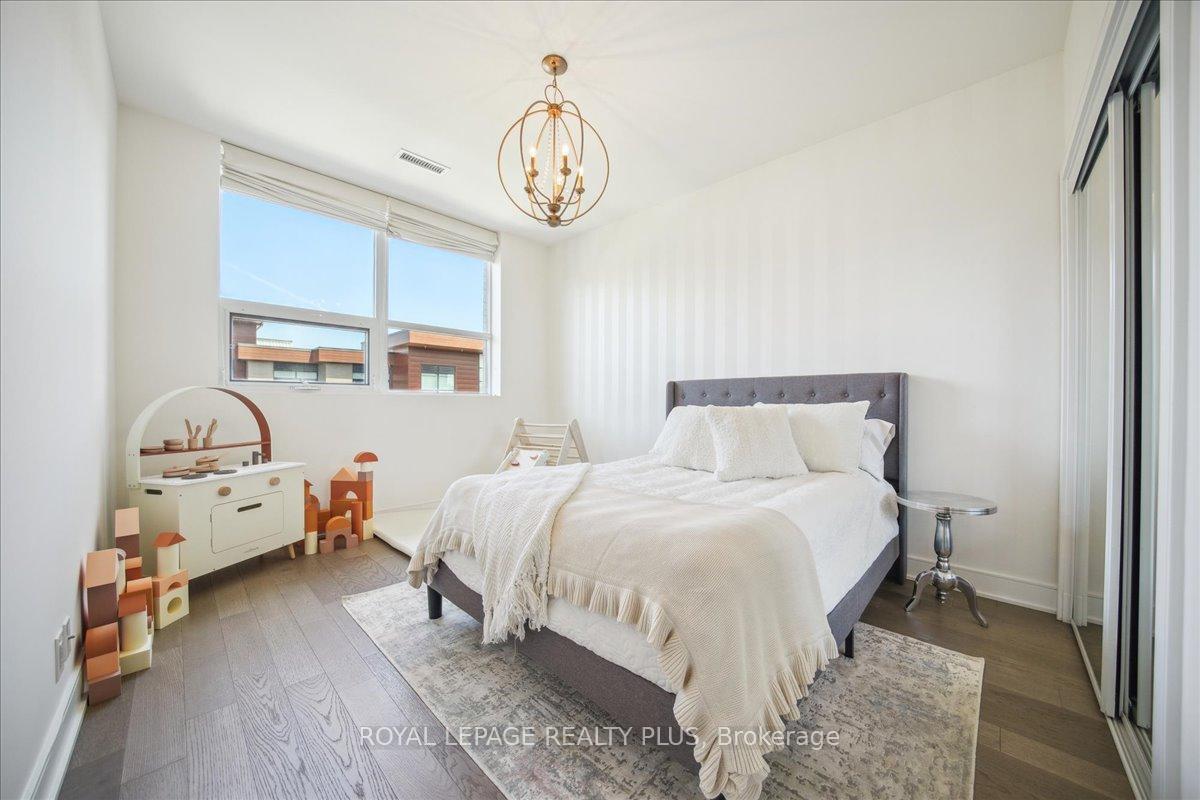 3 Bedrooms Condo at 1575 Lakeshore, Mississauga For sale