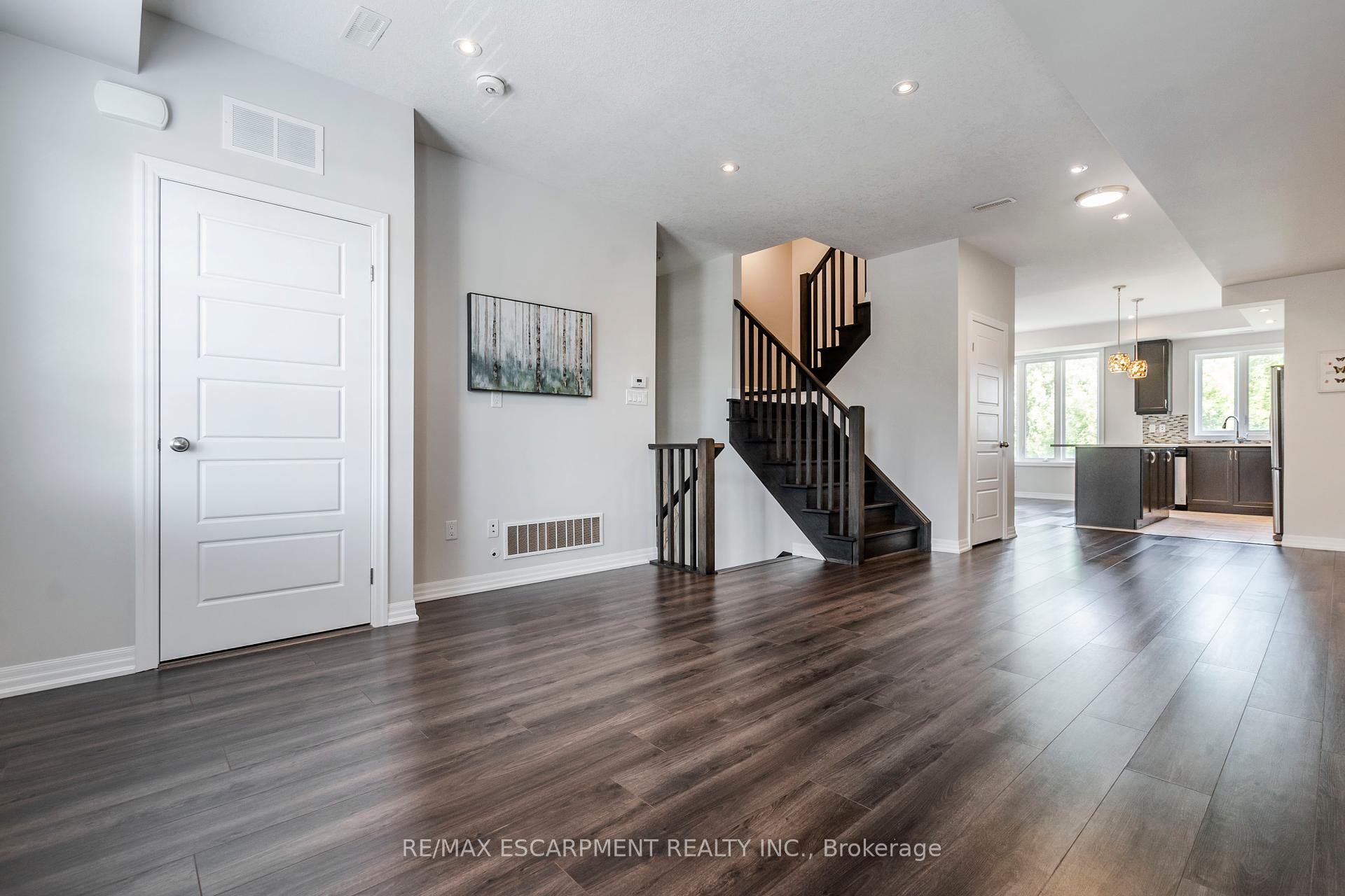 3 Bedrooms Condo at 290 Barton, Hamilton For sale