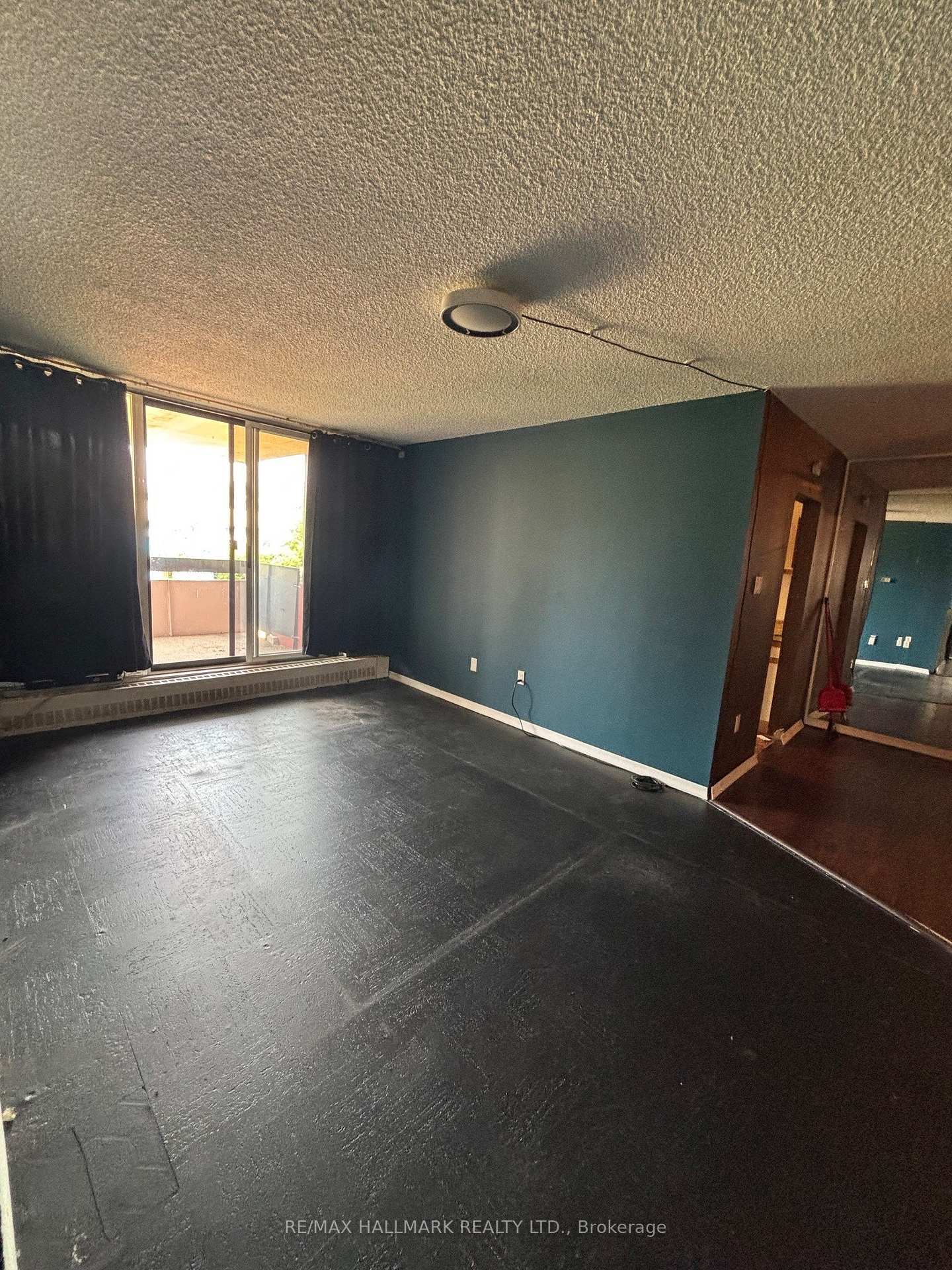 3 Bedrooms Condo at 1625 Bloor, Mississauga For sale