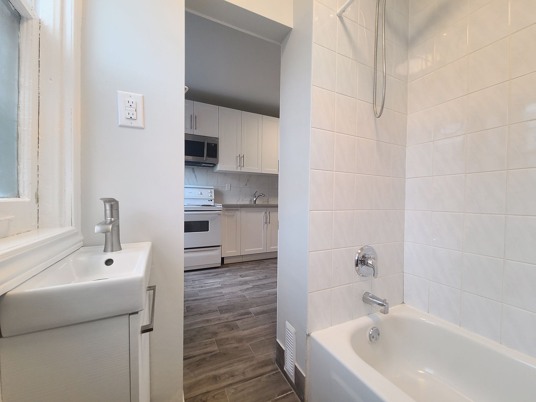 1450 Dundas Street E Main