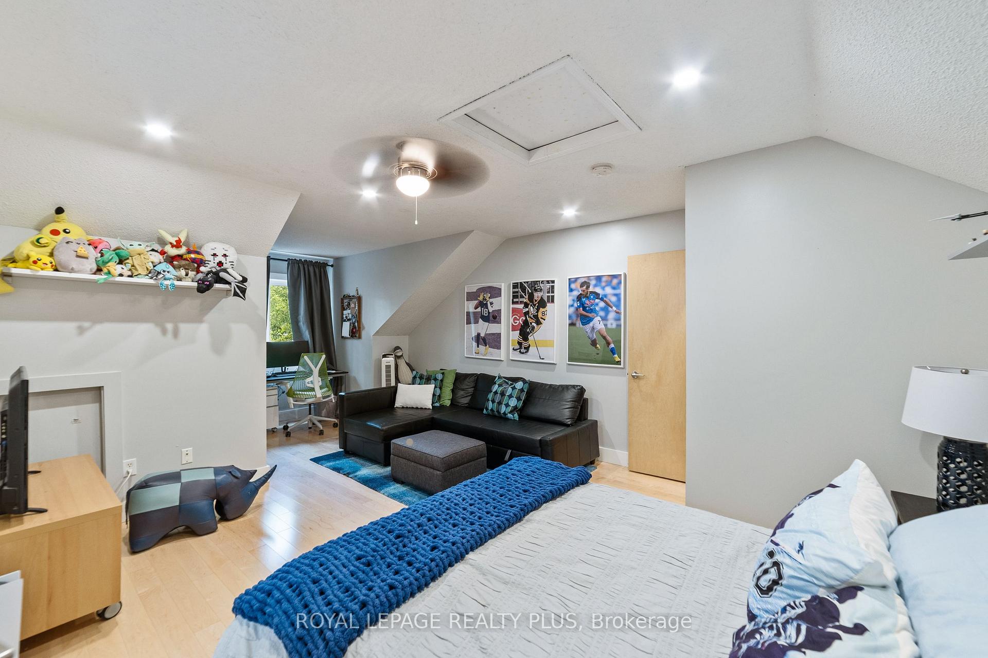 3 Bedrooms Condo at 928 Queen, Mississauga For sale