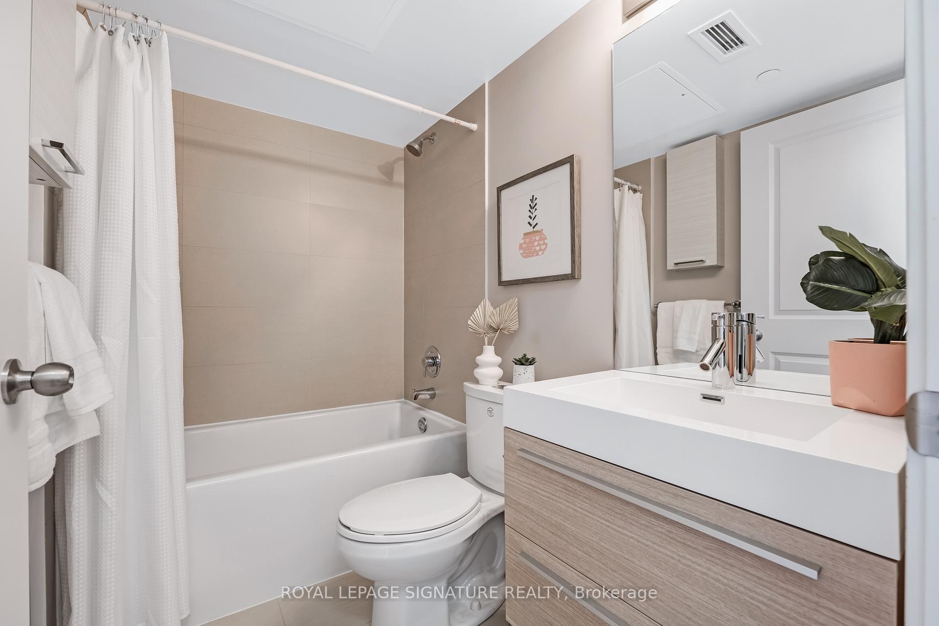 2 Bedrooms Condo at 8 Fieldway, Toronto For sale