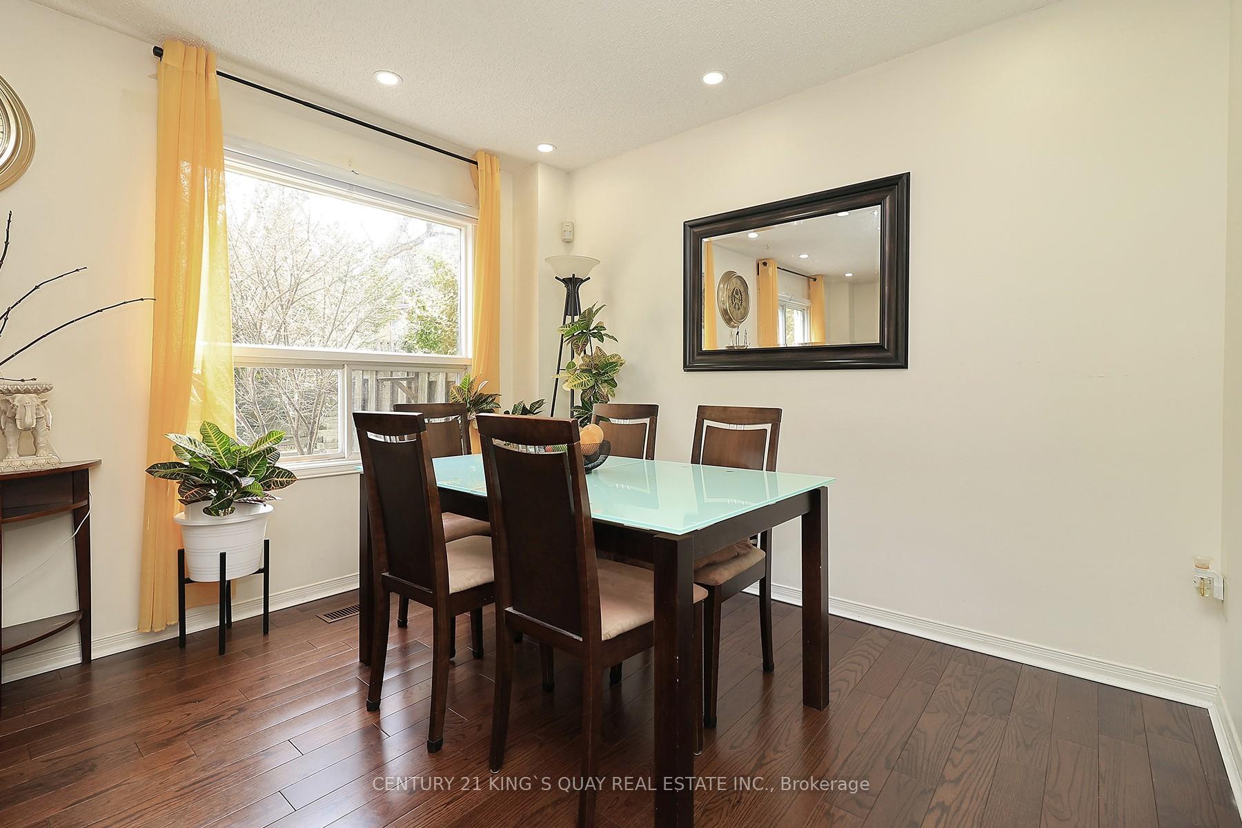 4 Bedrooms Condo at 25 Whitecap, Toronto For sale