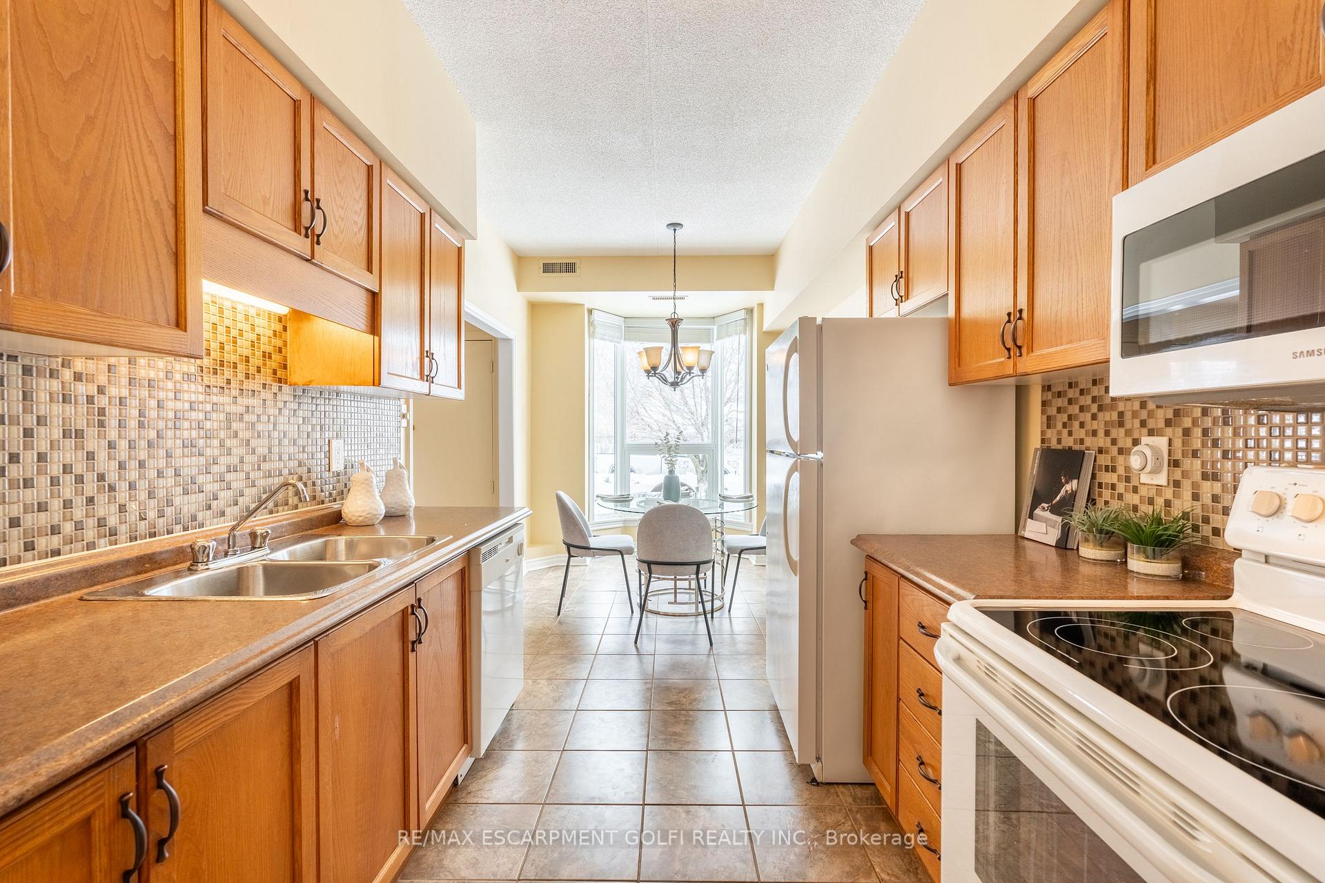 2 Bedrooms Condo at 416 LIMERIDGE,  Hamilton For sale