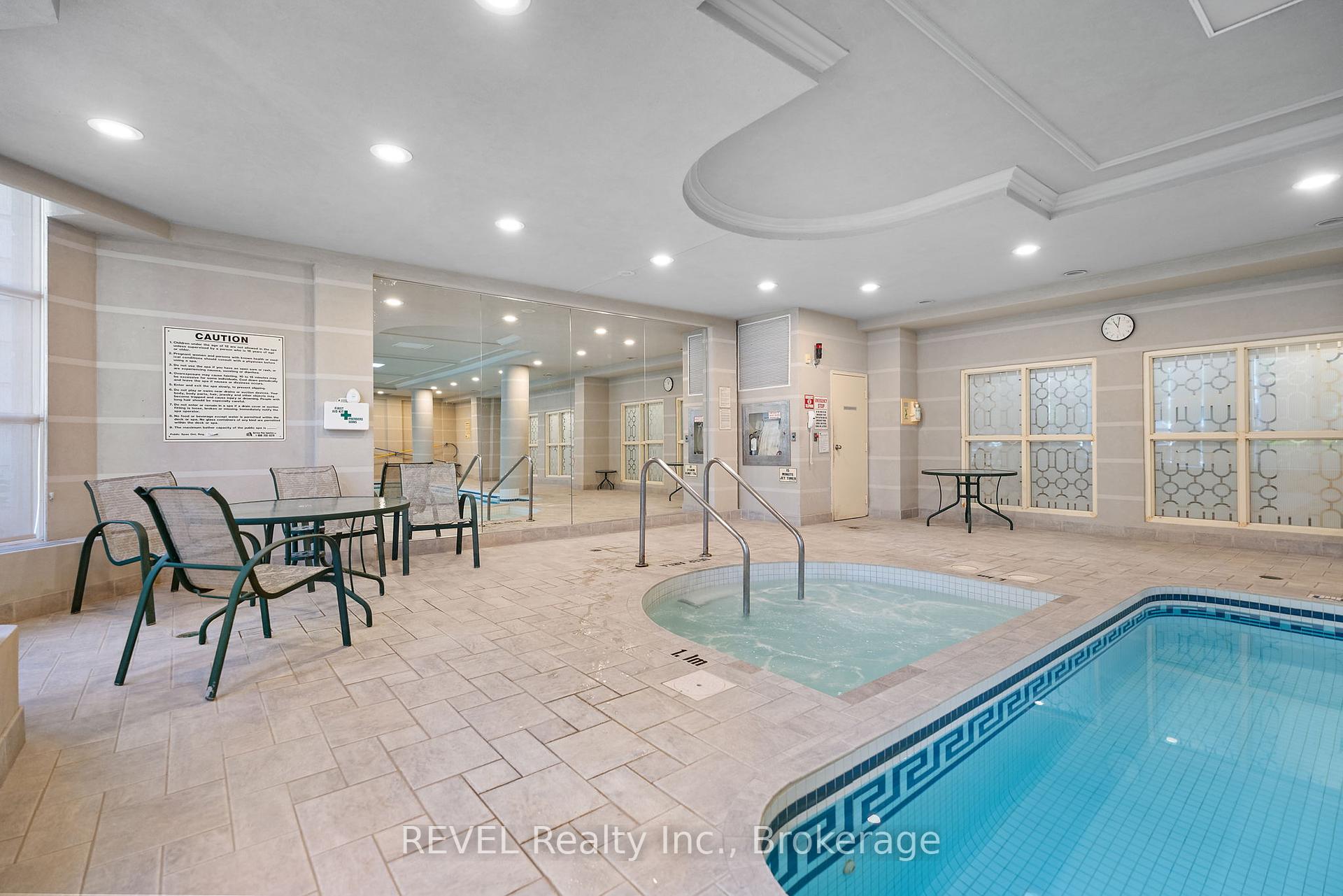 2 Bedrooms Condo at 442 Maple, Burlington For sale