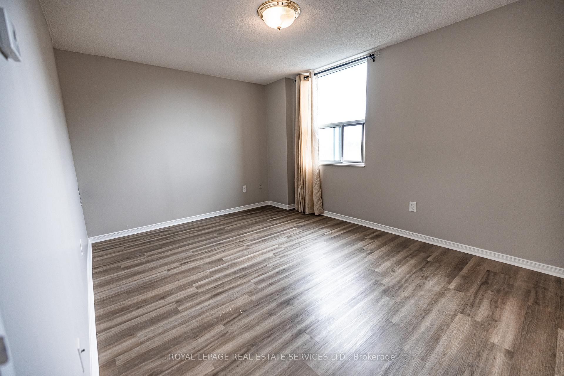 3 Bedrooms Condo at 966 Inverhouse,  Mississauga For sale