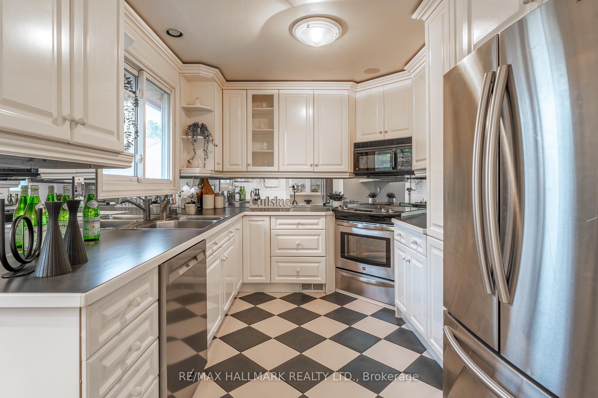 3 Bedrooms Condo at 60 Bards Walkway, Toronto For sale