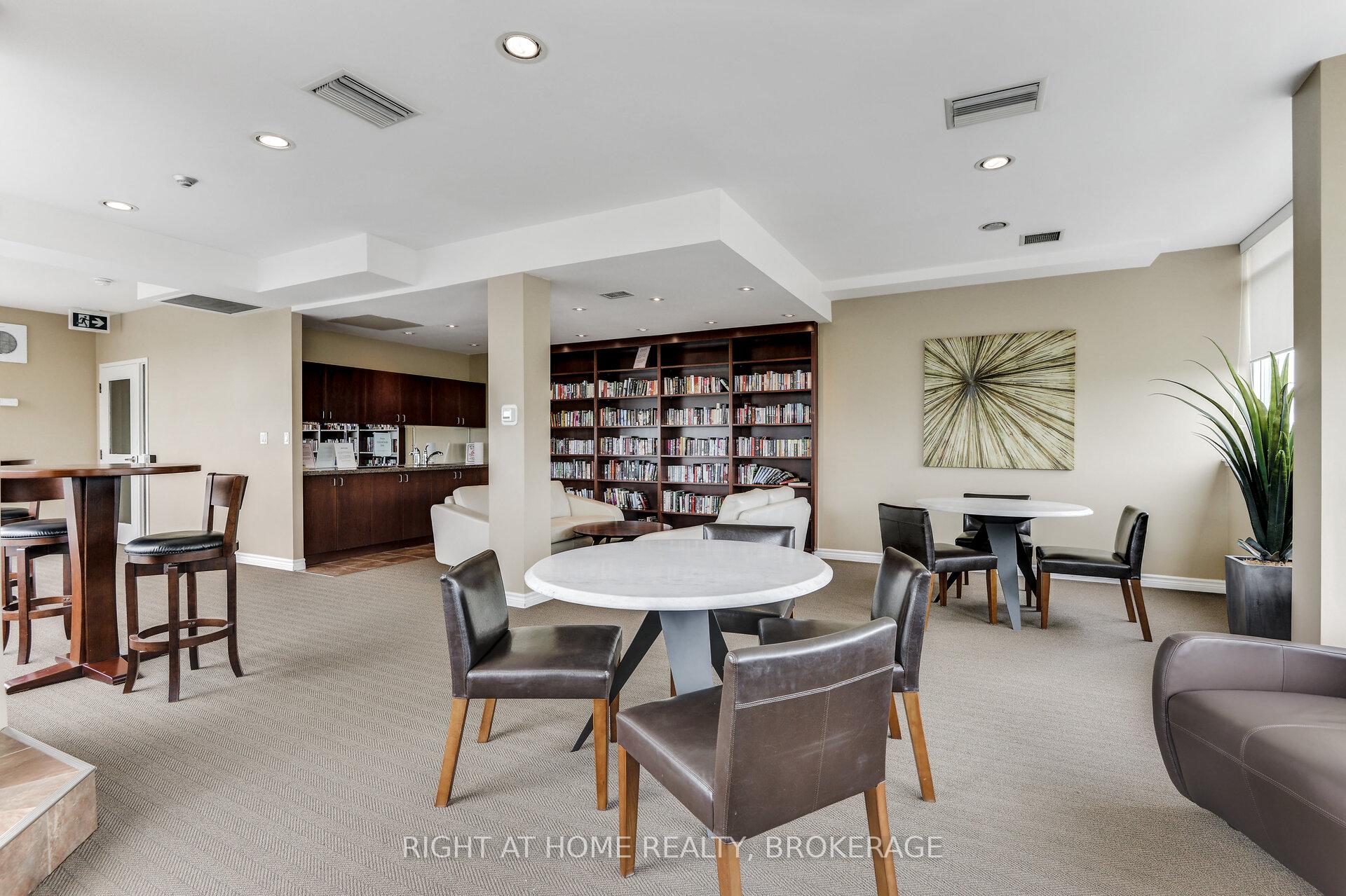 3 Bedrooms Condo at 1276 Maple Crossing, Burlington For sale