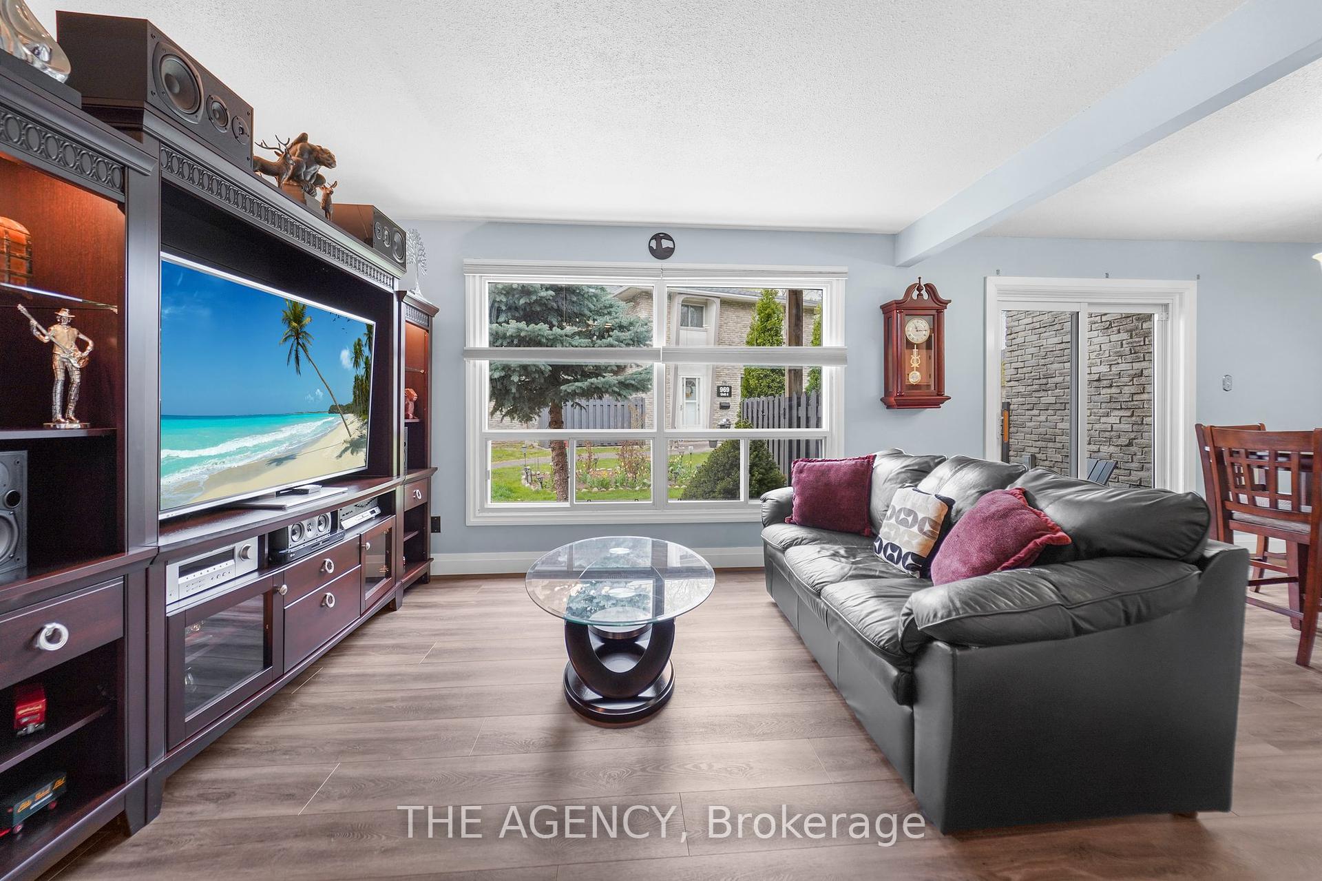 3 Bedrooms Condo at 965 Francis, Burlington For sale