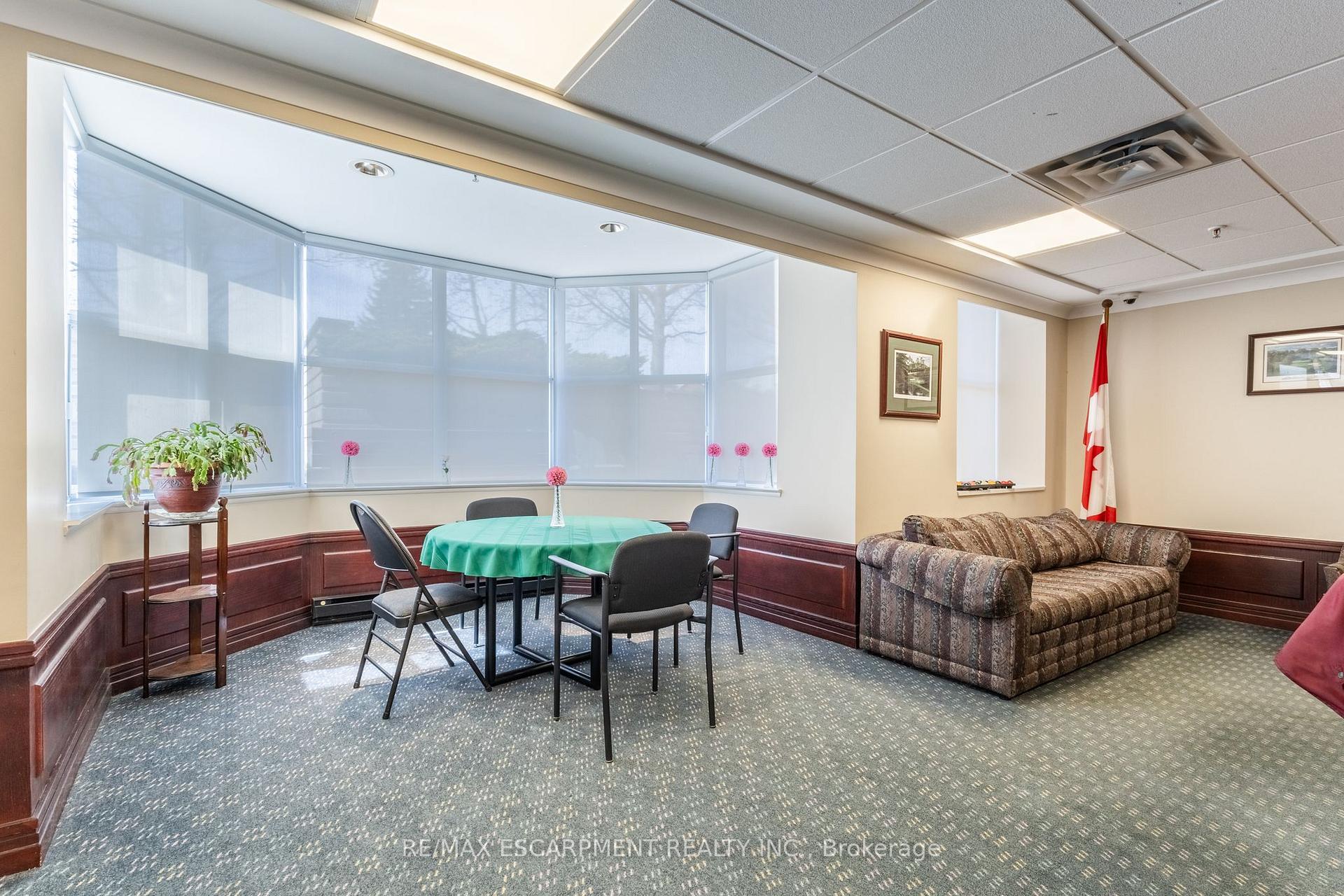 2 Bedrooms Condo at 2199 Sixth,  Oakville For sale