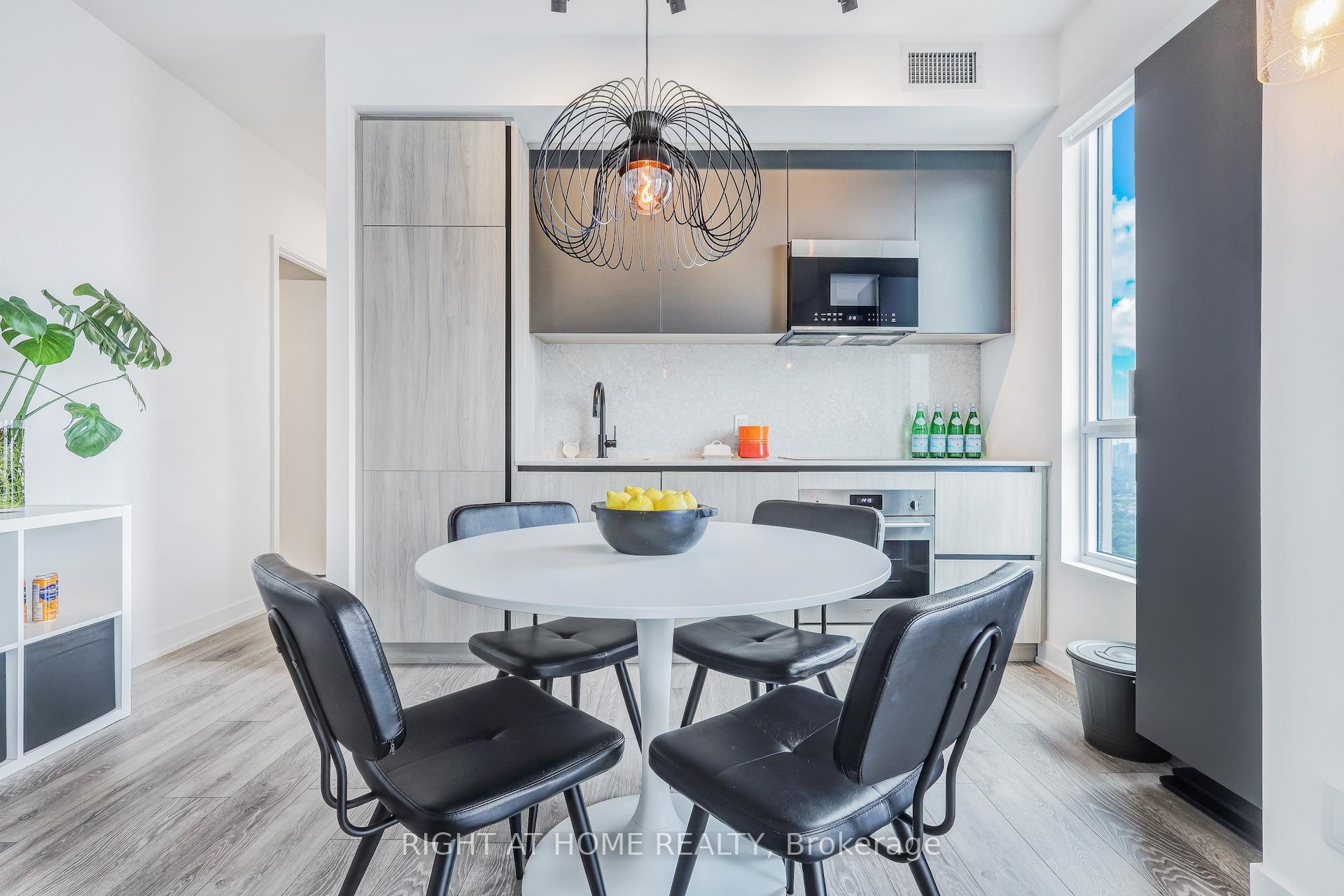 3 Bedrooms Condo at 108 Peter, Toronto For sale