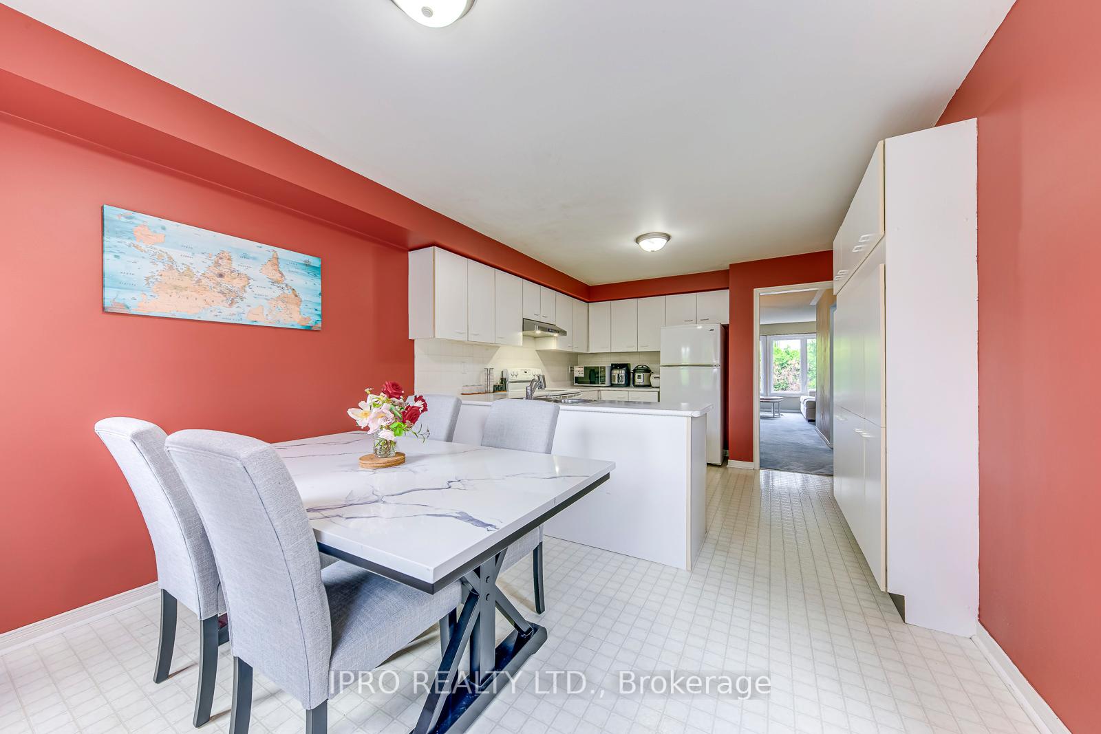 3 Bedrooms Condo at 2051 MERCHANTS, Oakville For sale