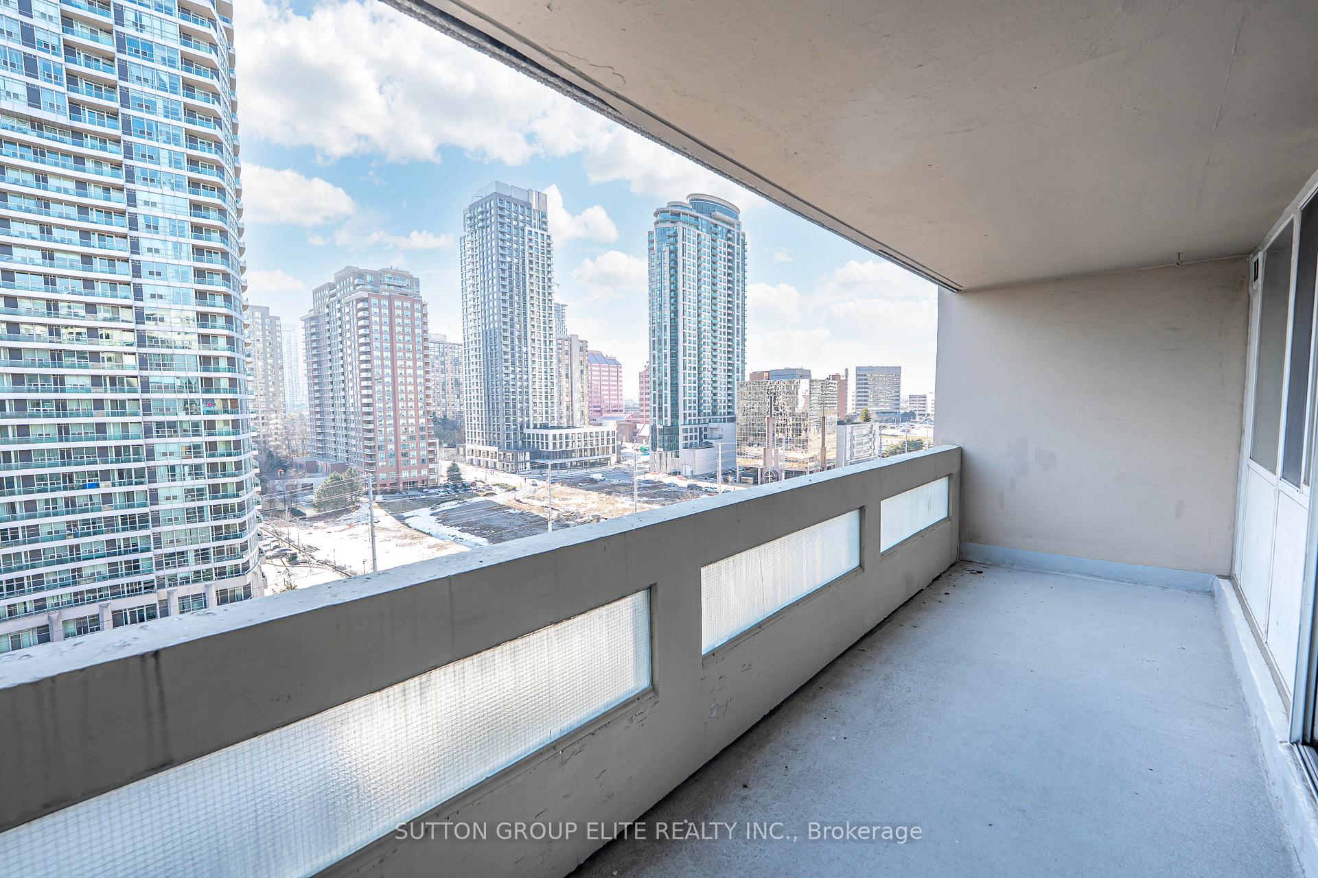 3 Bedrooms Condo at 3590 Kaneff,  Mississauga For sale