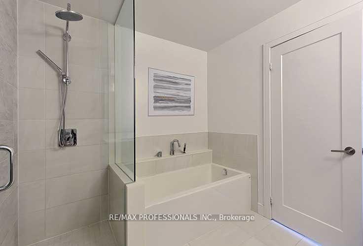 3 Bedrooms Condo at 1575 Lakeshore, Mississauga For sale