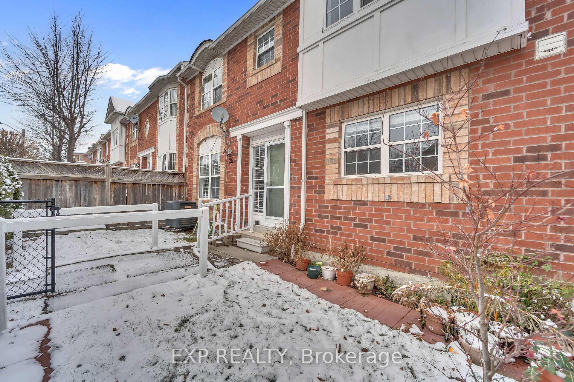 4 Bedrooms Condo at 199 Hillcrest, Mississauga For sale