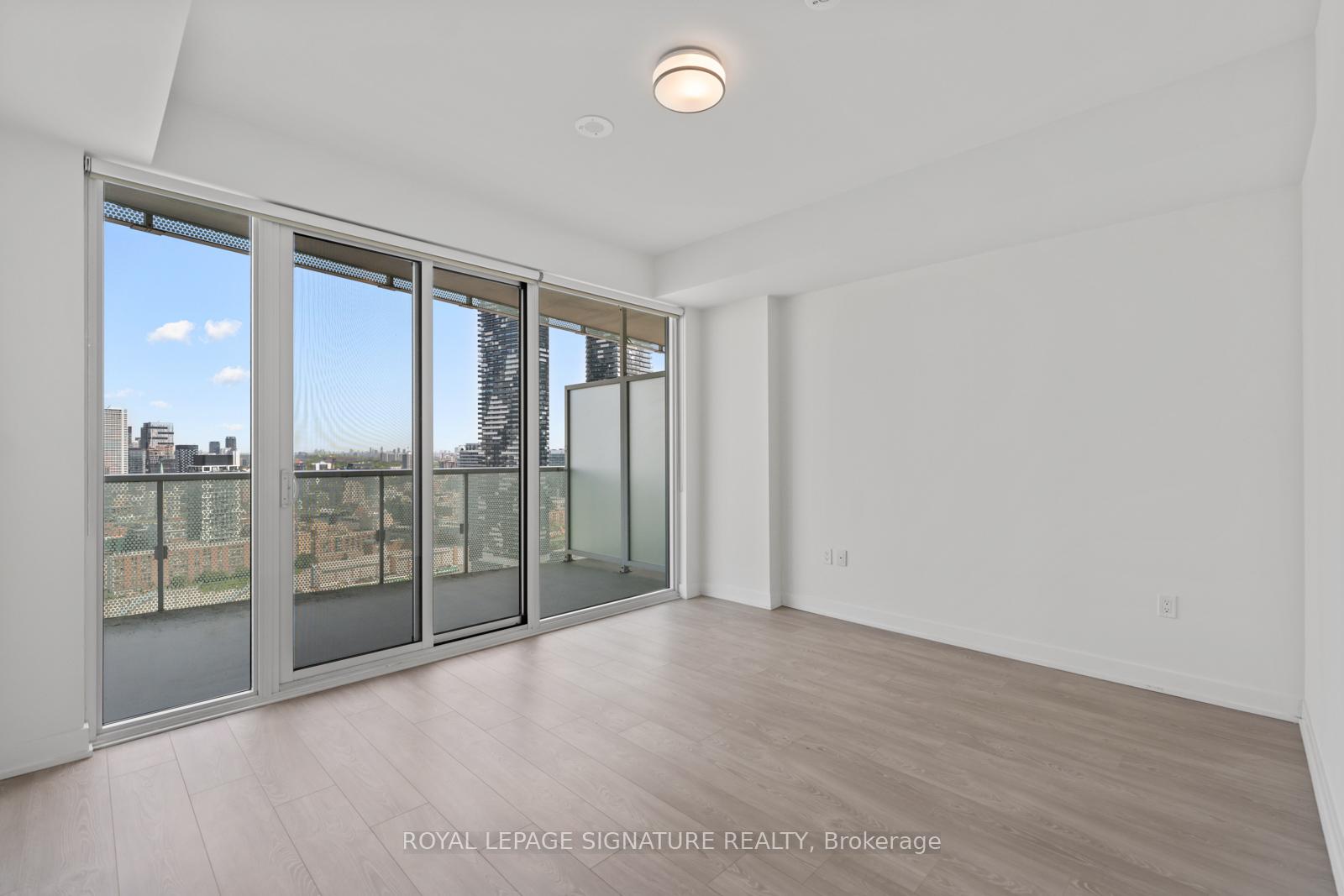 3 Bedrooms Condo at 15 Queens, Toronto For sale
