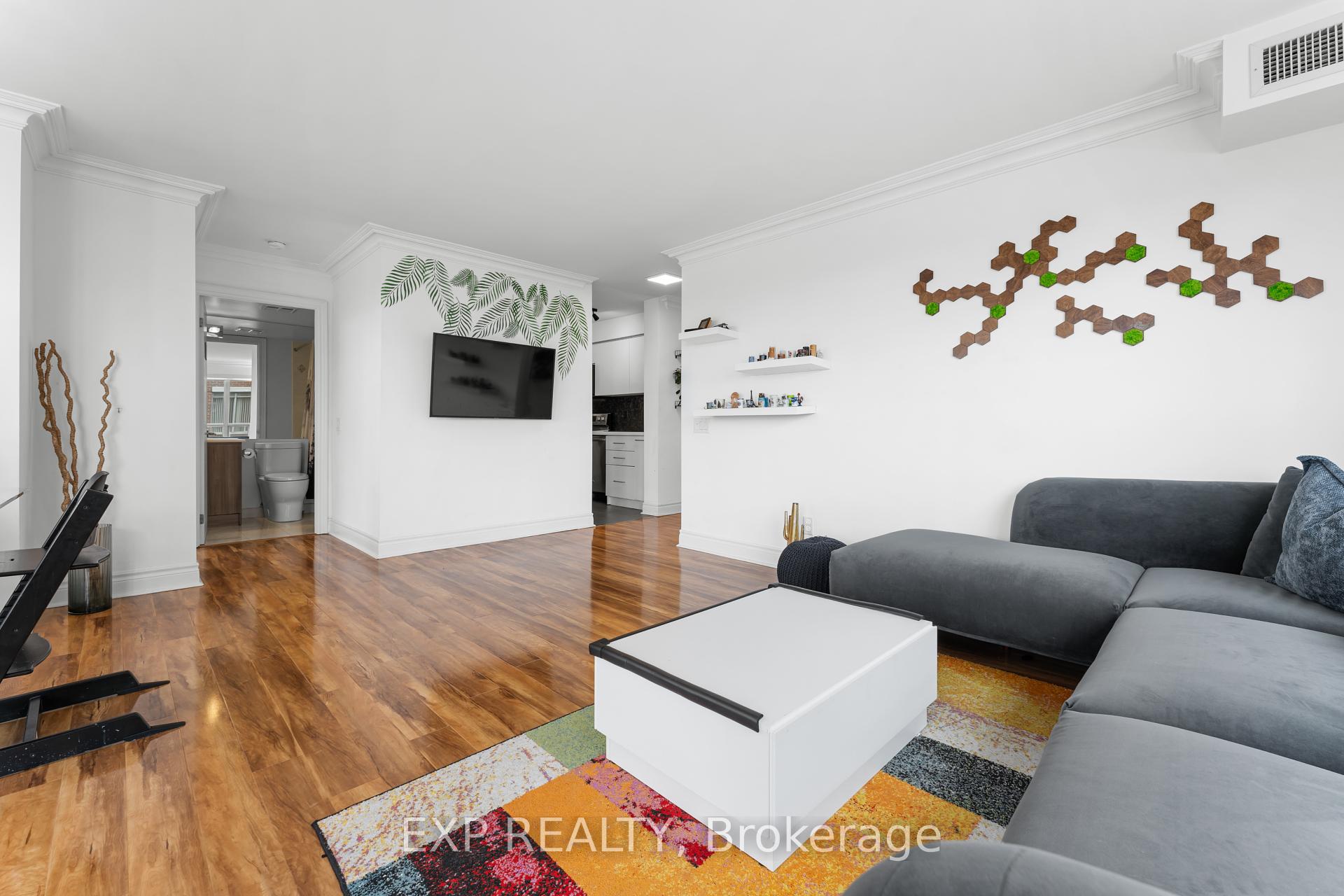 3 Bedrooms Condo at 2 Clairtrell, Toronto For sale