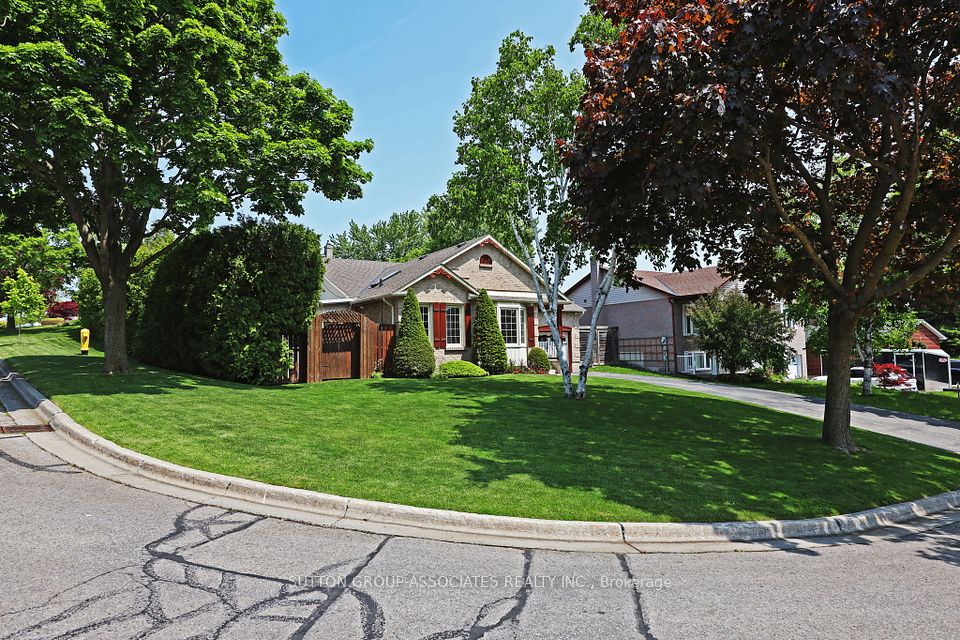 768 Lochness Crescent