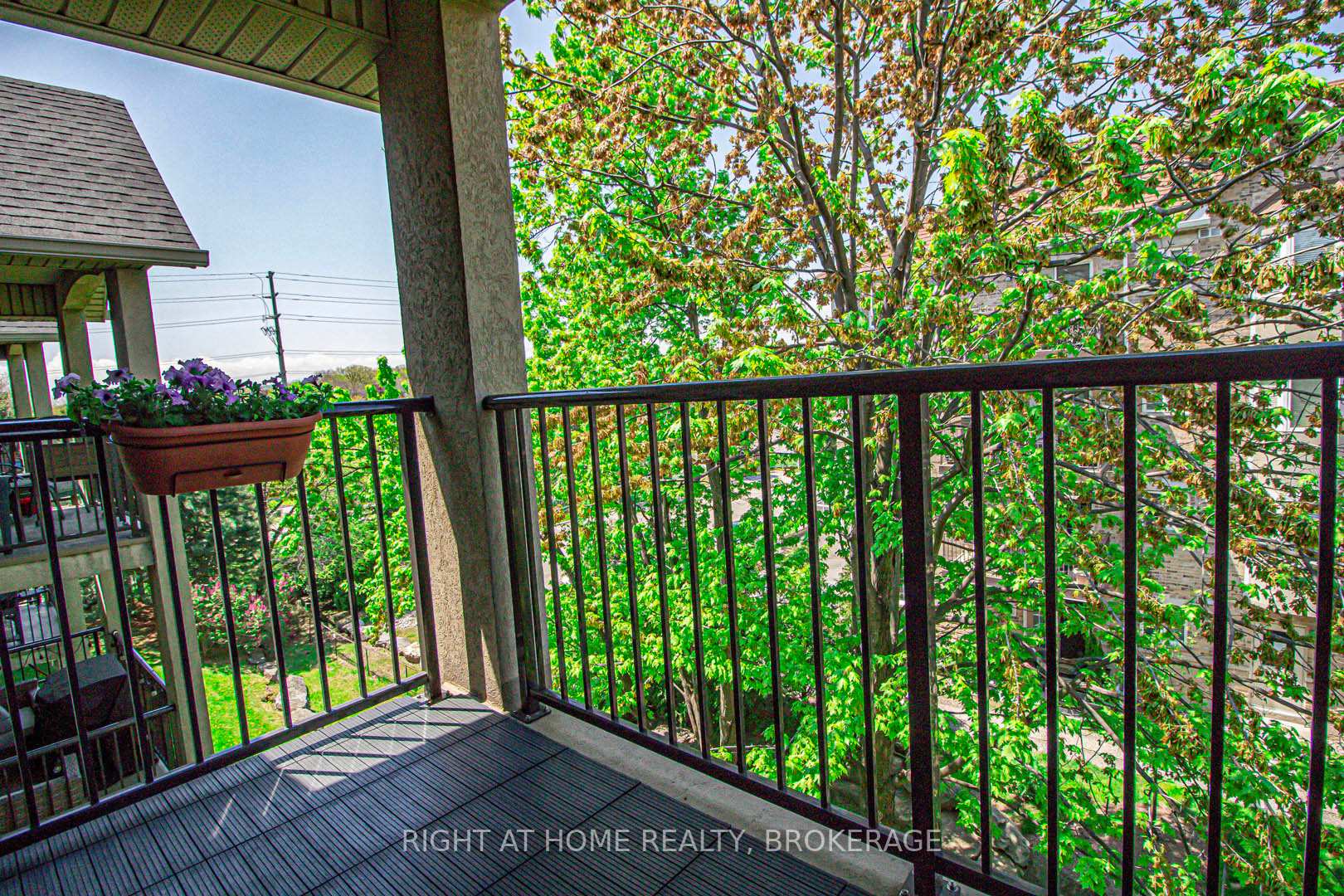 2 Bedrooms Condo at 1451 Walker’s, Burlington For sale
