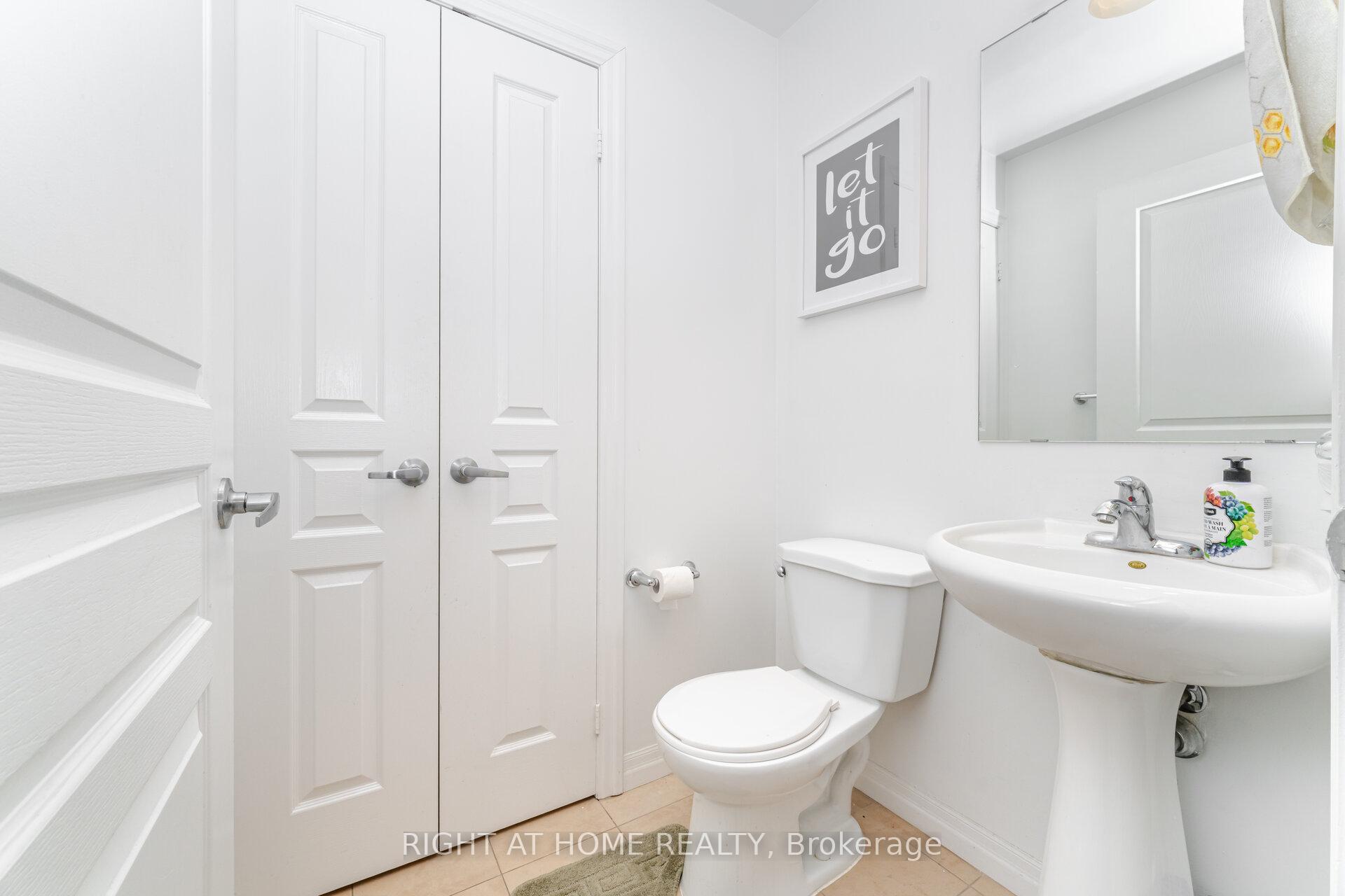 2 Bedrooms Condo at 225 Webb, Mississauga For sale