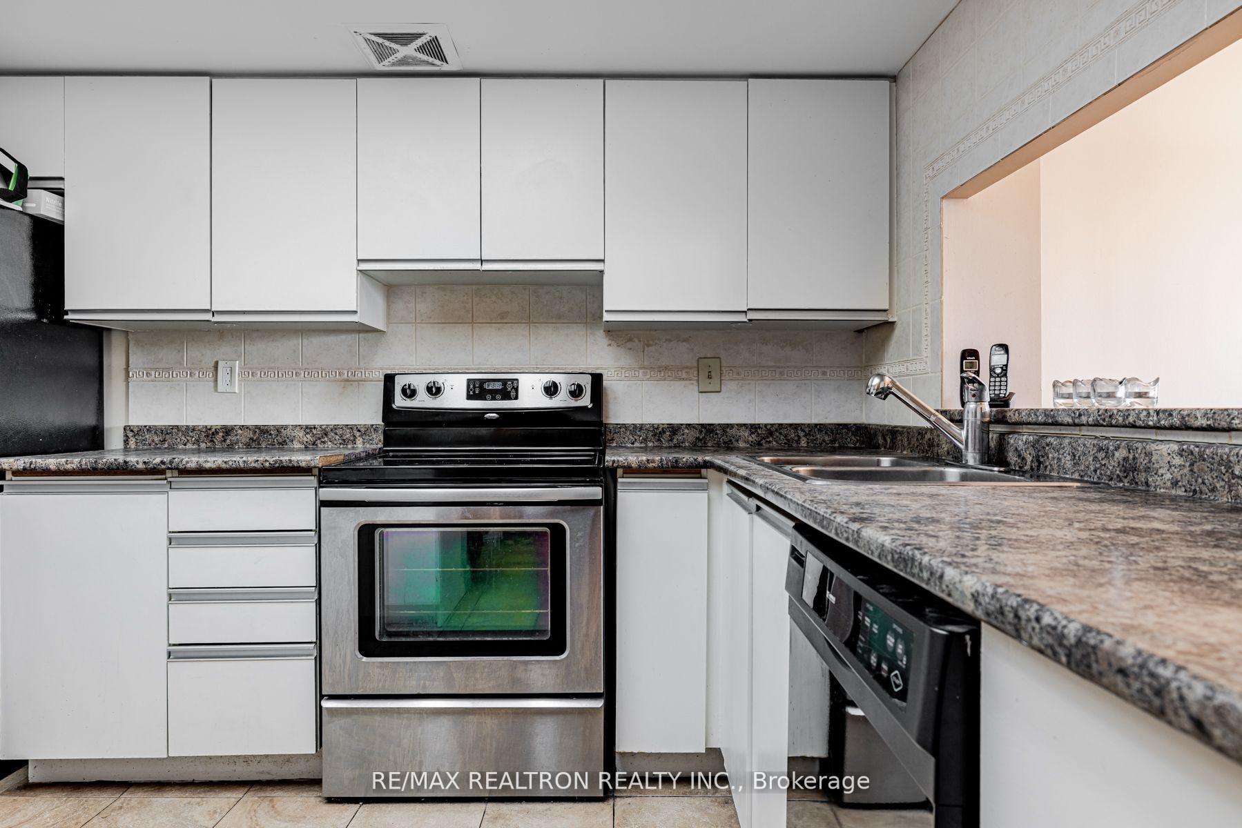 2 Bedrooms Condo at 7440 Bathurst,  Vaughan For sale