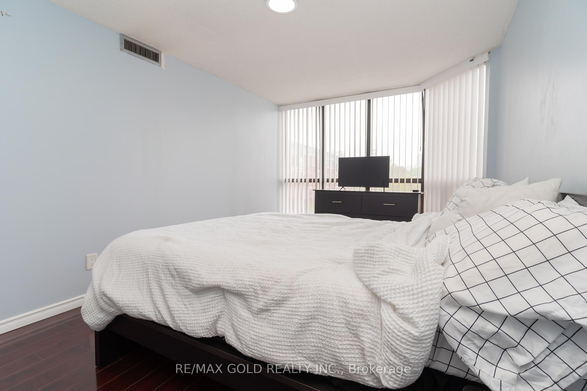 3 Bedrooms Condo at 25 Agnes, Mississauga For sale