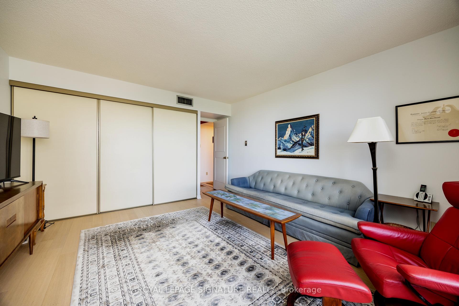 3 Bedrooms Condo at 1300 Bloor, Mississauga For sale