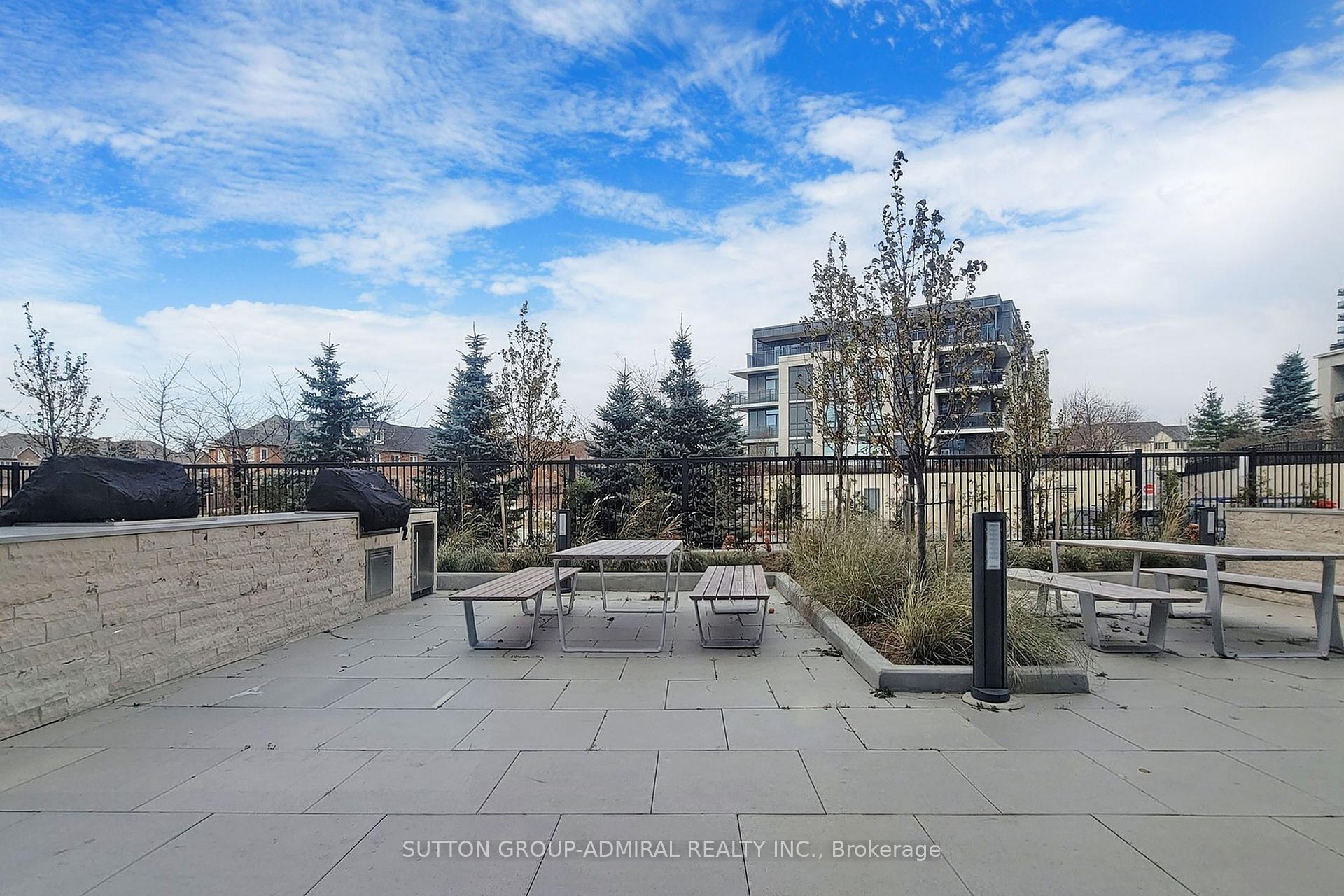 2 Bedrooms Condo at 10 Gatineau, Vaughan For sale