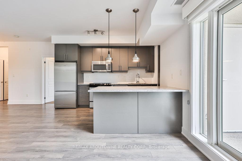2 Bedrooms Condo at 128 Garden, Oakville For sale