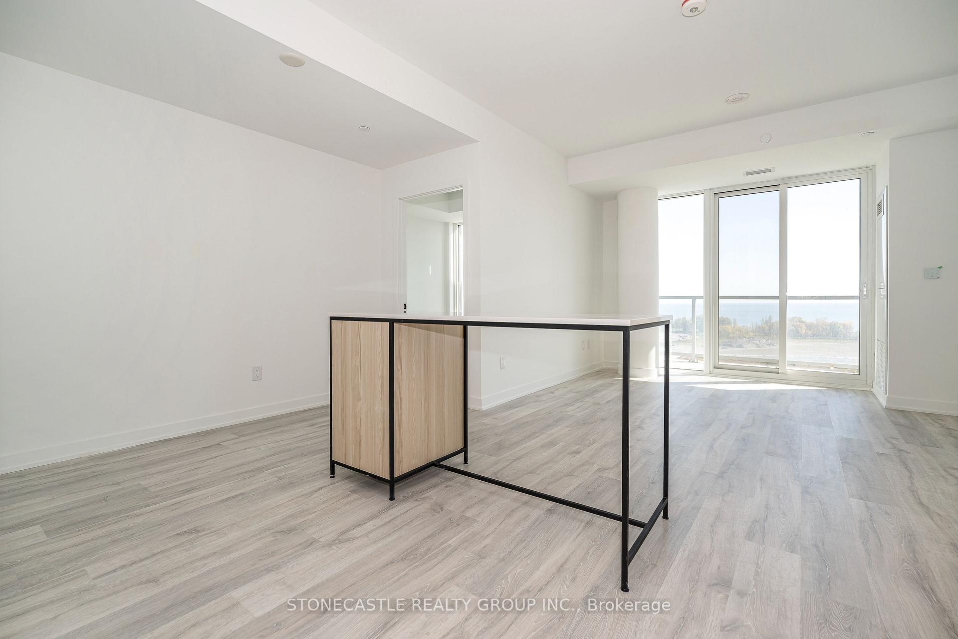 3 Bedrooms Condo at 220 Missinnihe, Mississauga For sale